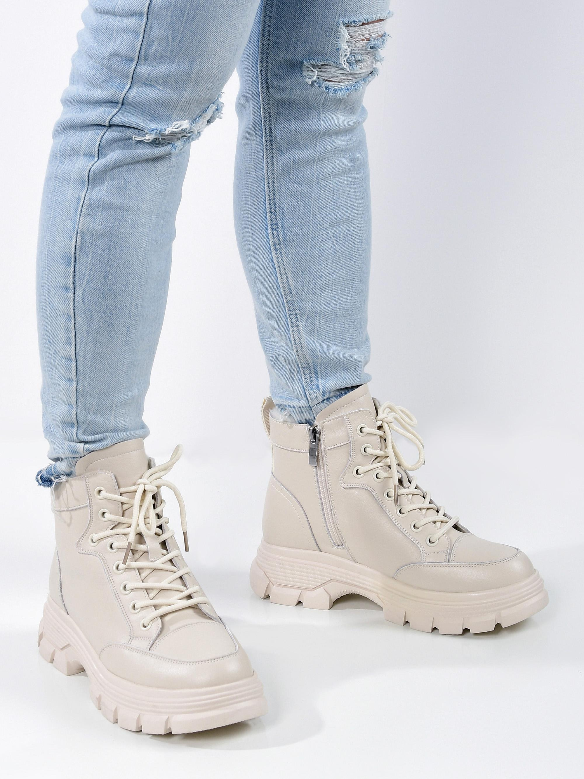 Женские ботинки  демисезонные на шнуровке на модели.