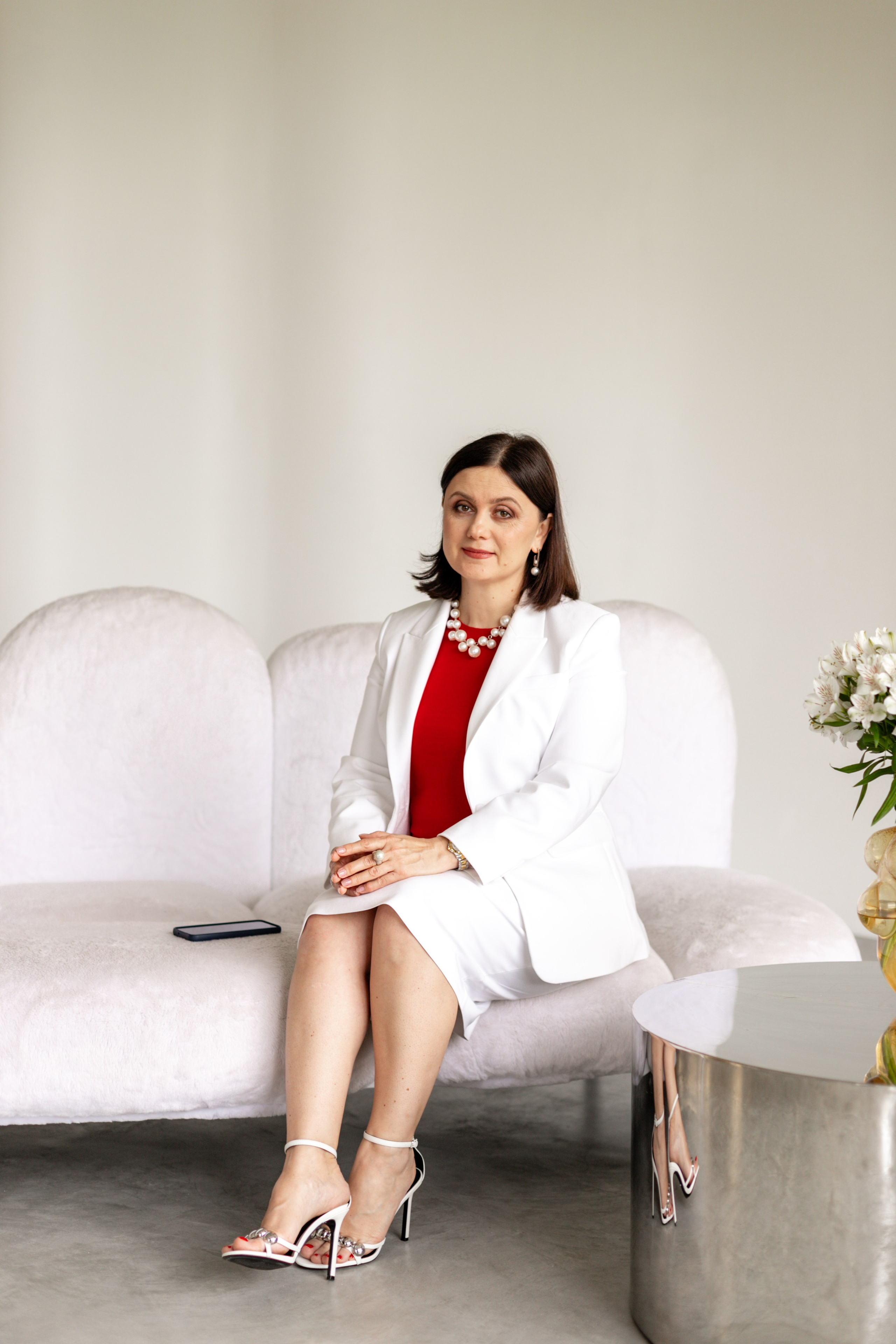 Девушка позирует на светлой минималистичной локации, крупный план рук с аксессуарами, фото деталей для бренда, стильная контент-съемка для продвижения в социальных сетях и создания визуального стиля