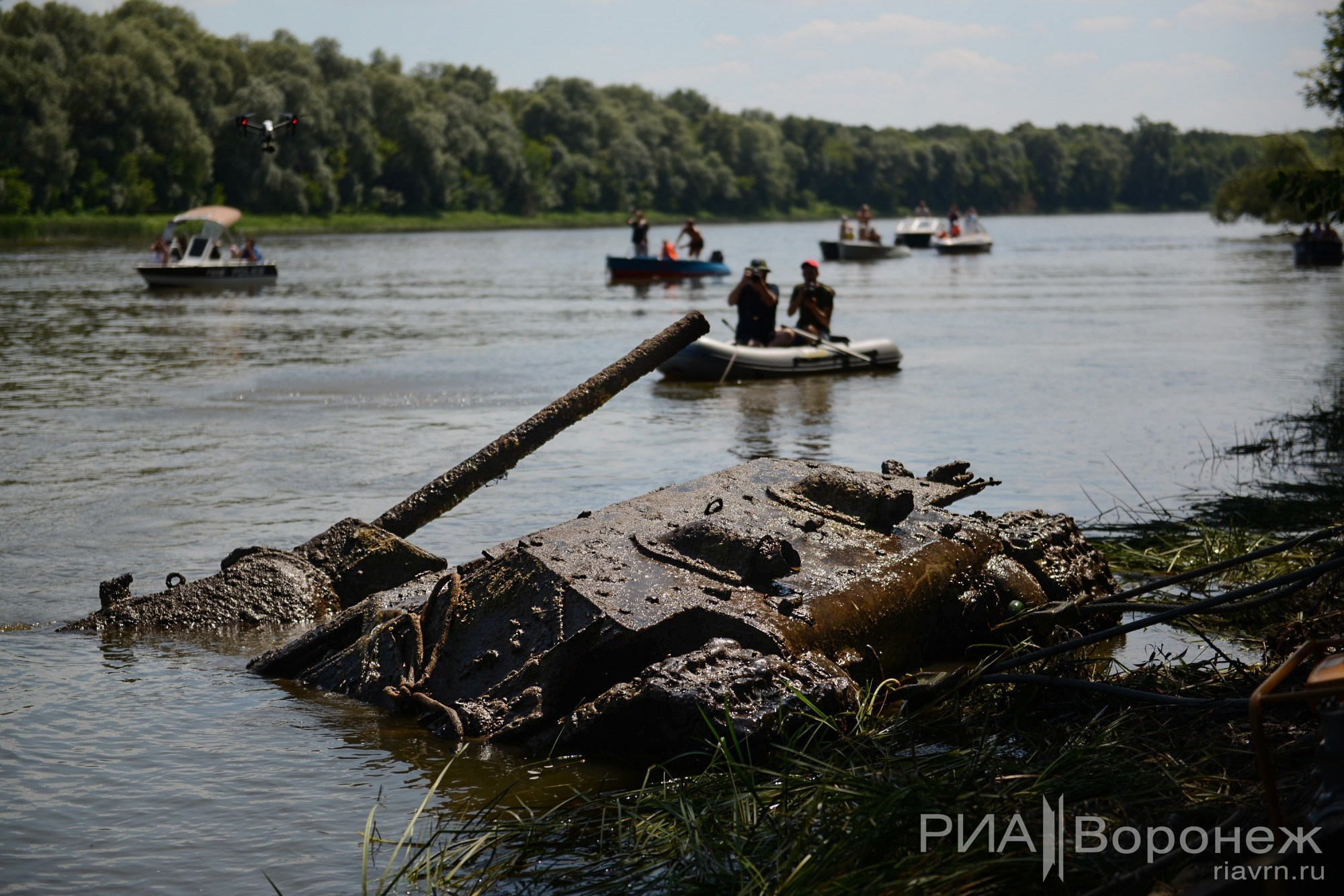 Извлечение из реки Дон найденного поисковиками танка Т-34 времен Великой Отечественной войны, Воронежская область.