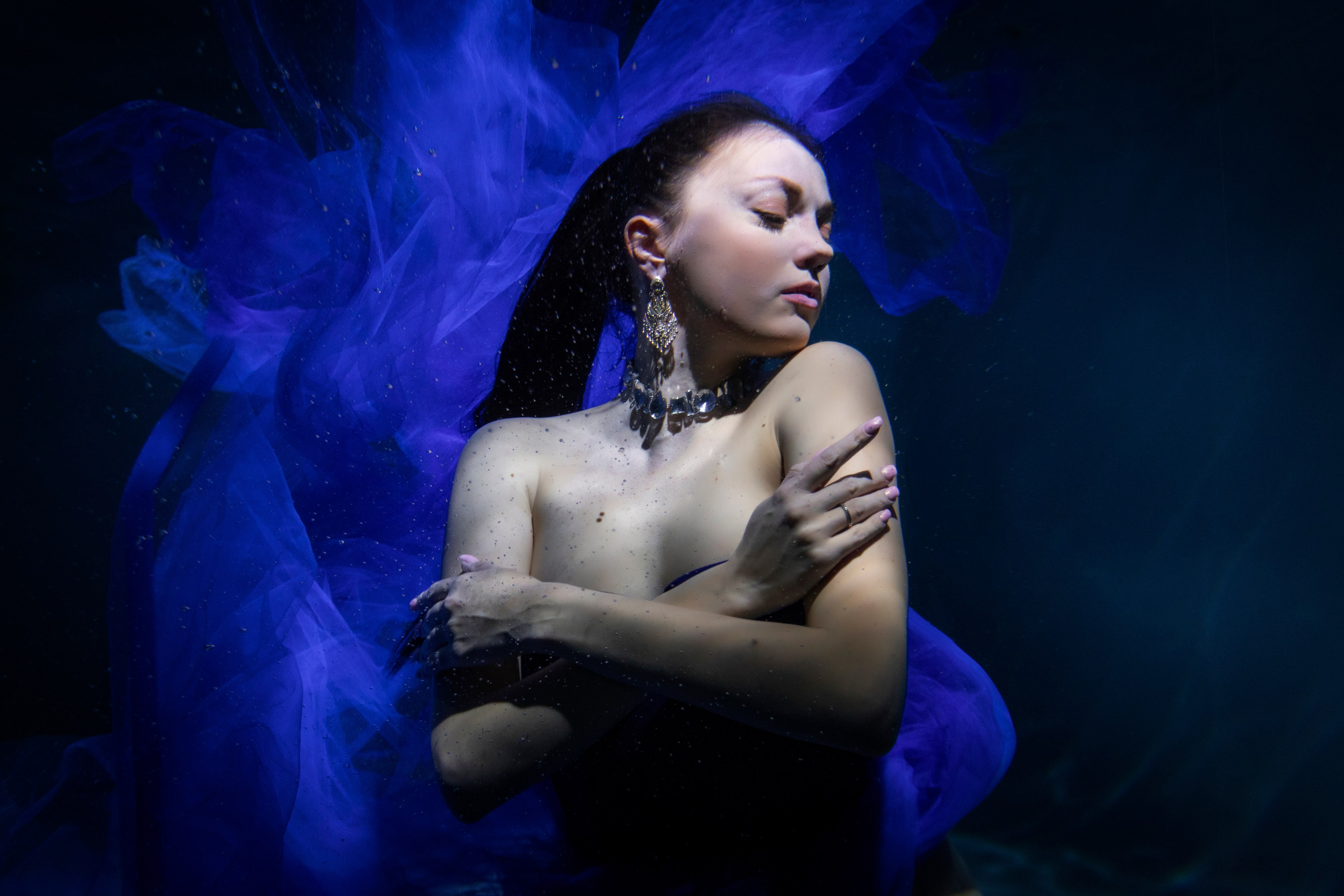 Девушка под водой в бассейне фотостудии Nemo, художественный свет и тени