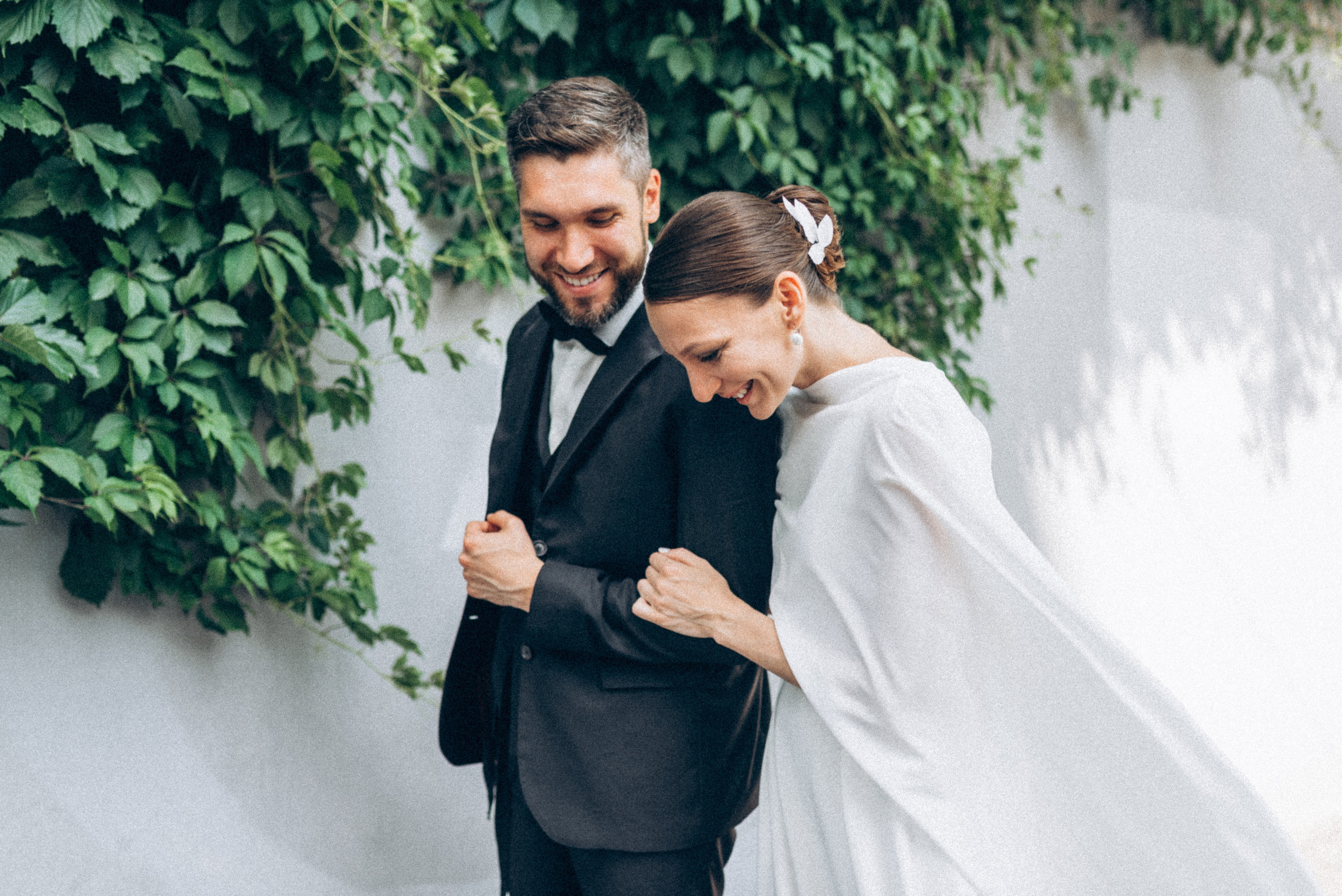 Влюбленная пара, гуляющая в исторической улице