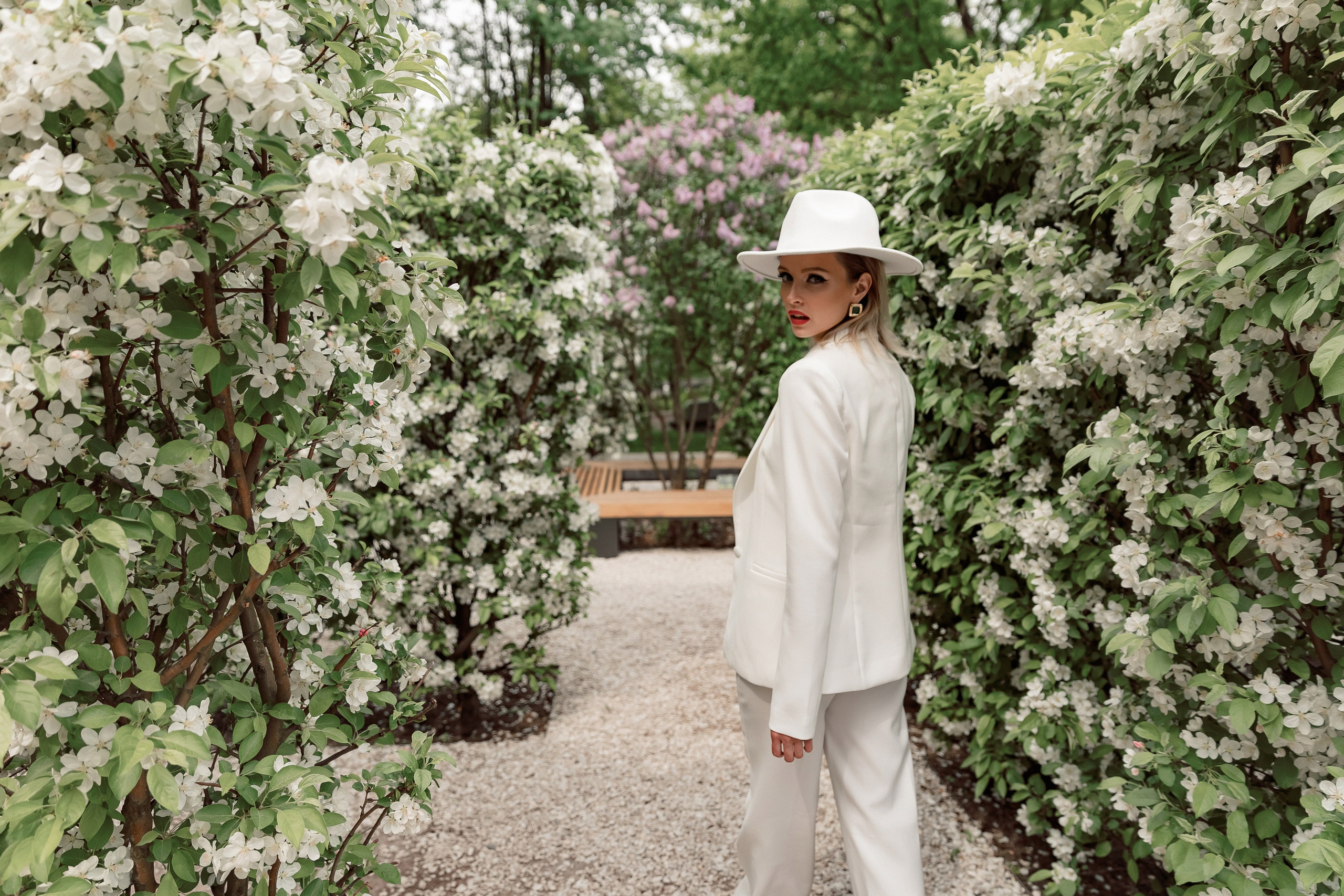 Портретная фотосессия Даши среди яблонь. Свадебный фотограф Москва