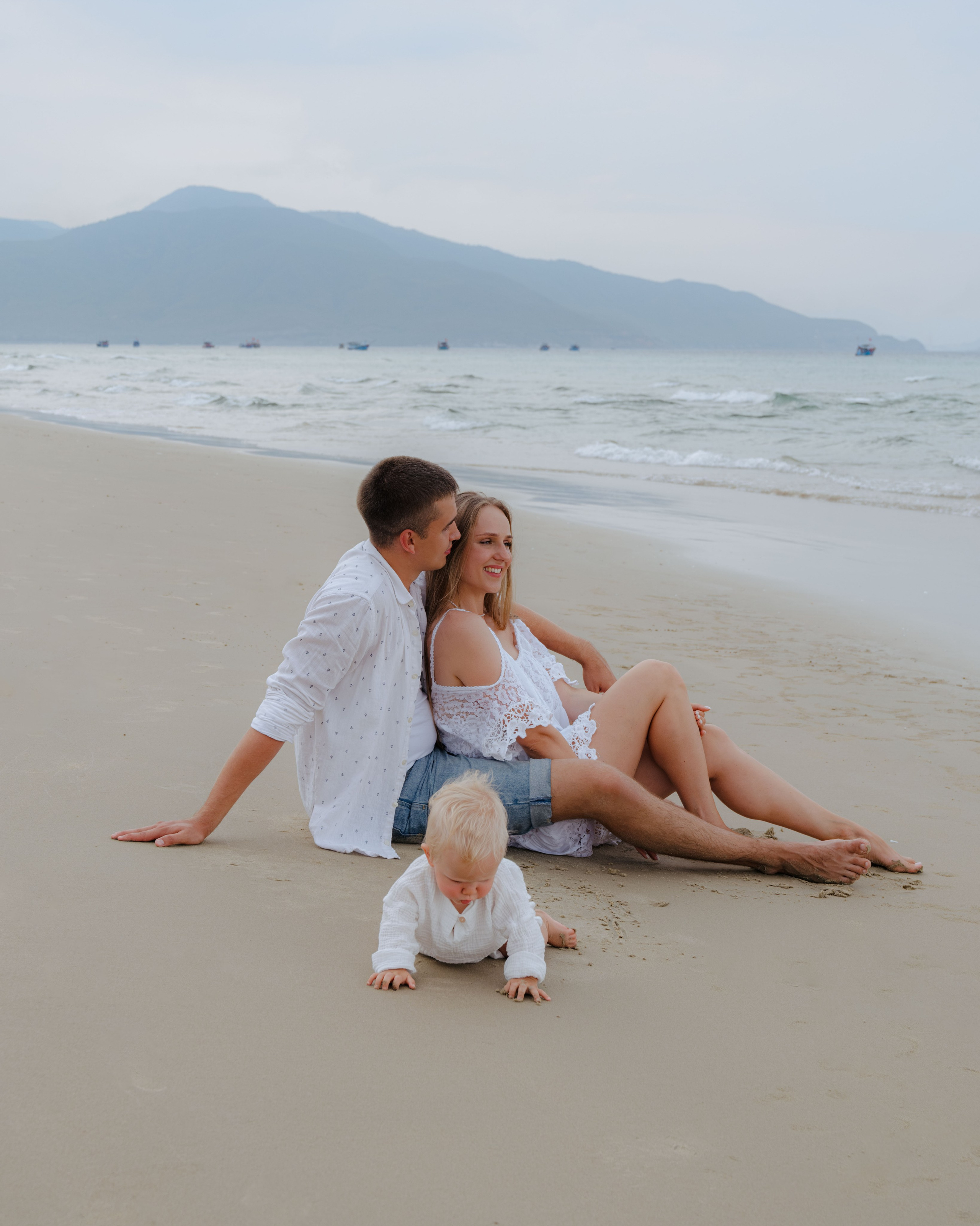 Mother and daughters. Portrait photographer Nha Trang | Julia Meshanina