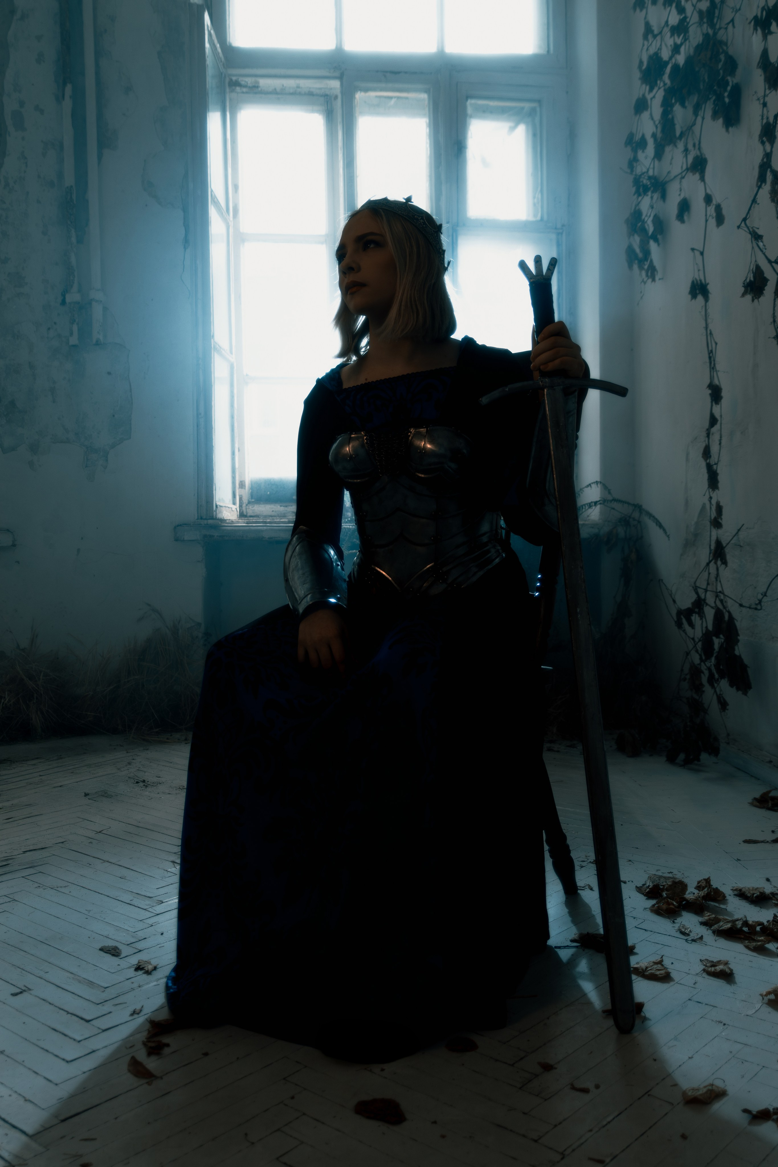 Изысканная съемка в средневековом стиле на фоне цветного света в ростовской студии, где каждая деталь брони выглядит безупречно.