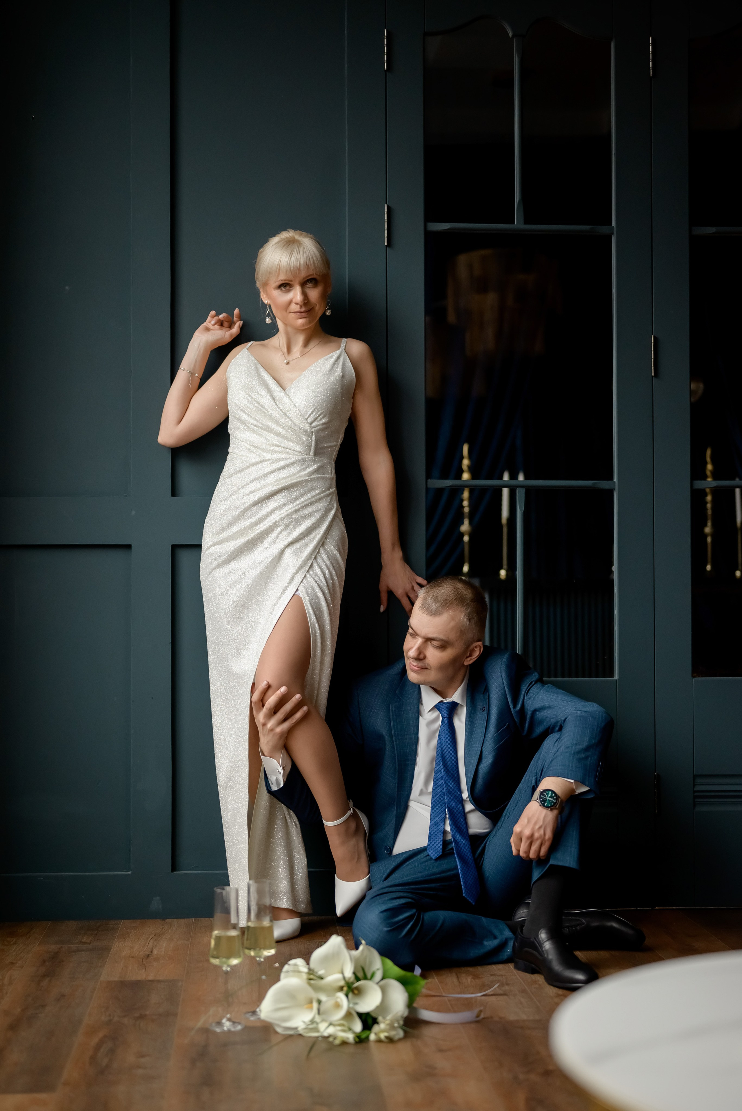 Свадебная фотосессия в синем зале. Юлия Басня семейный и свадебный фотограф в Донецке