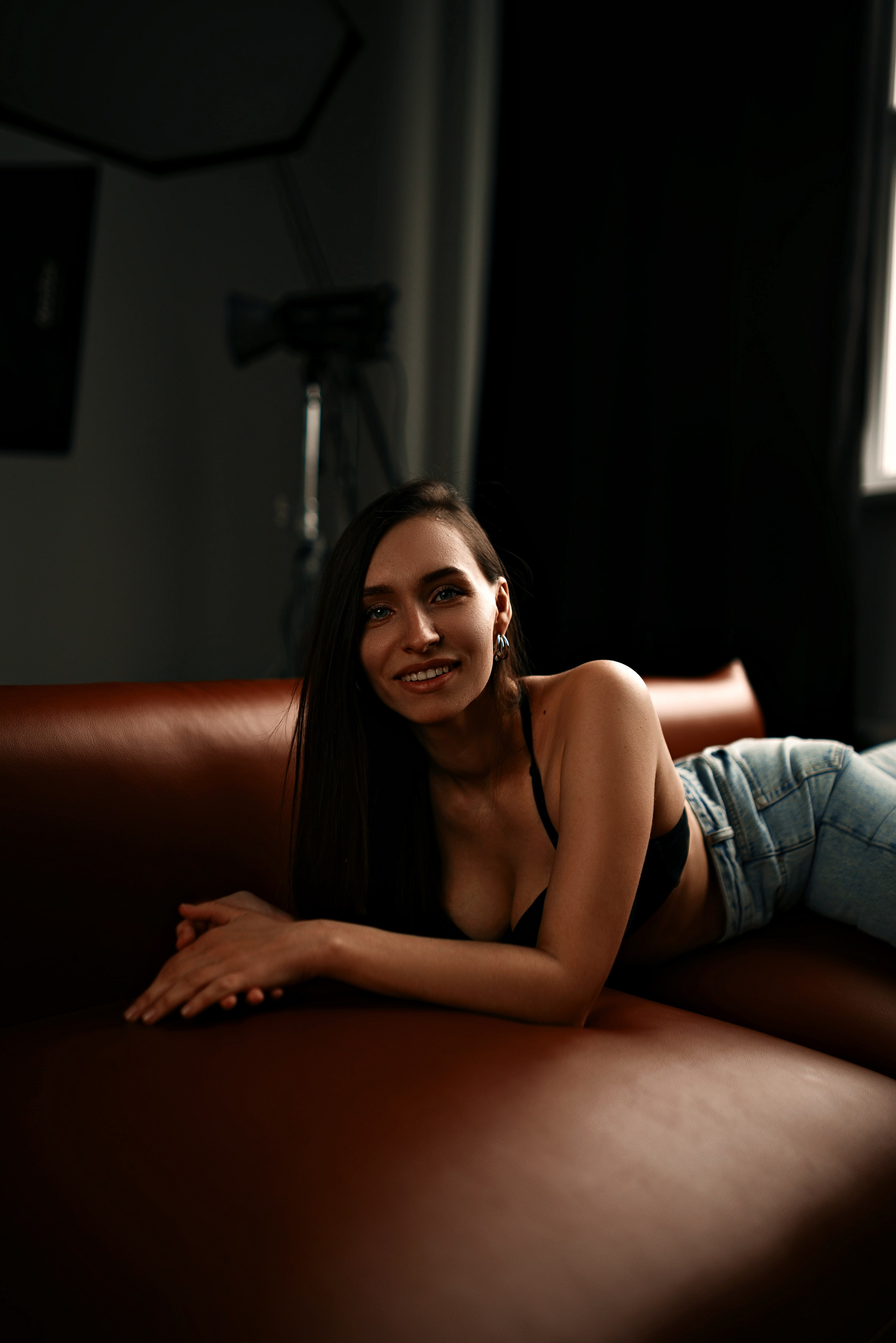 Фотограф Томашев: портрет девушки на белой циклораме с естественным рассеянным светом