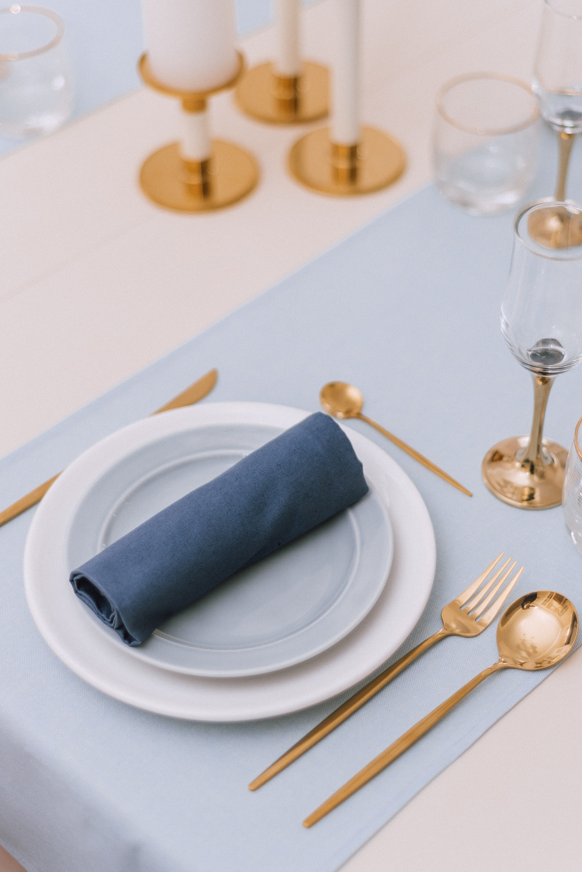 голубые тарелки и синее полотенце