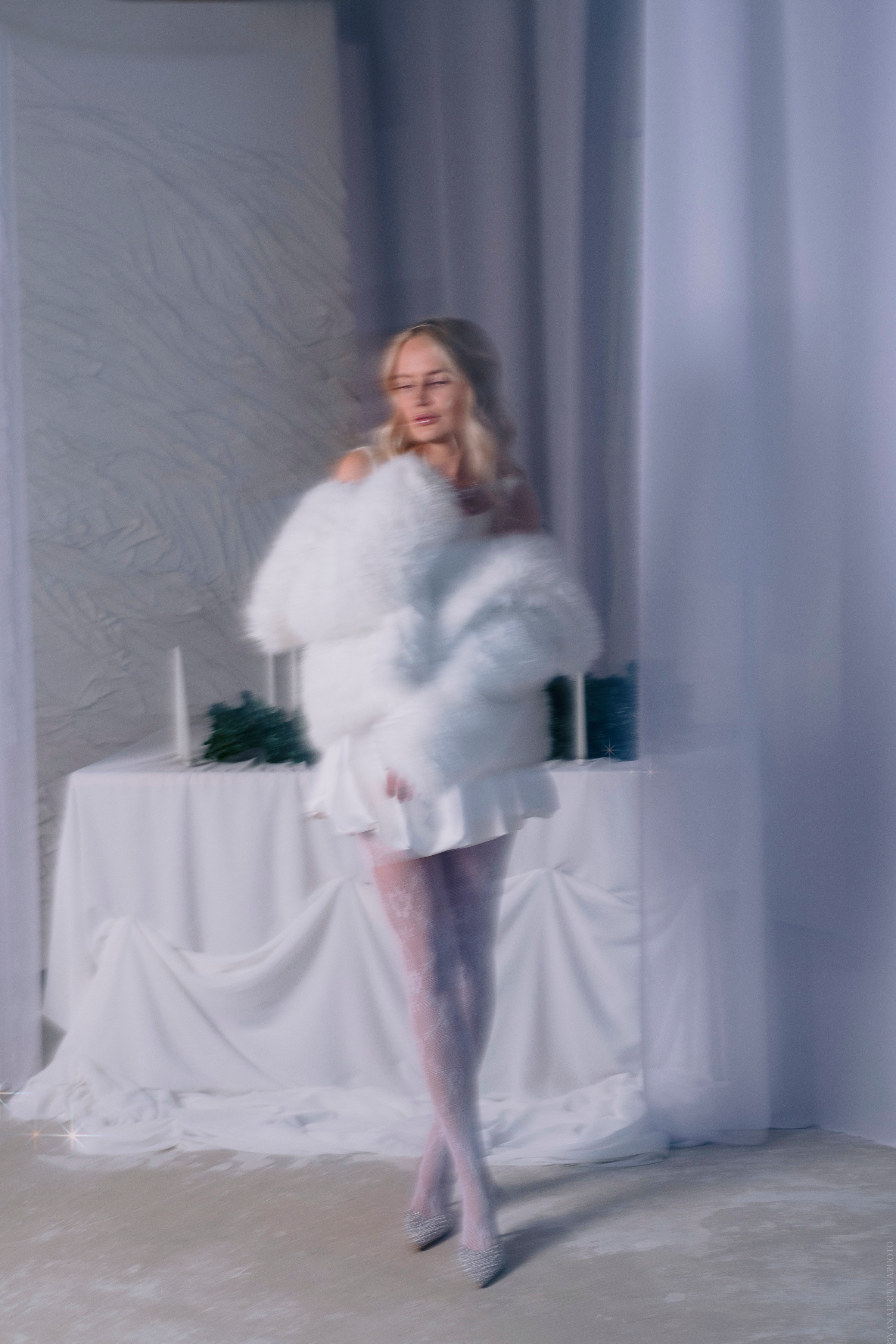 Фотосессия в белой шубе и кружевных колготках