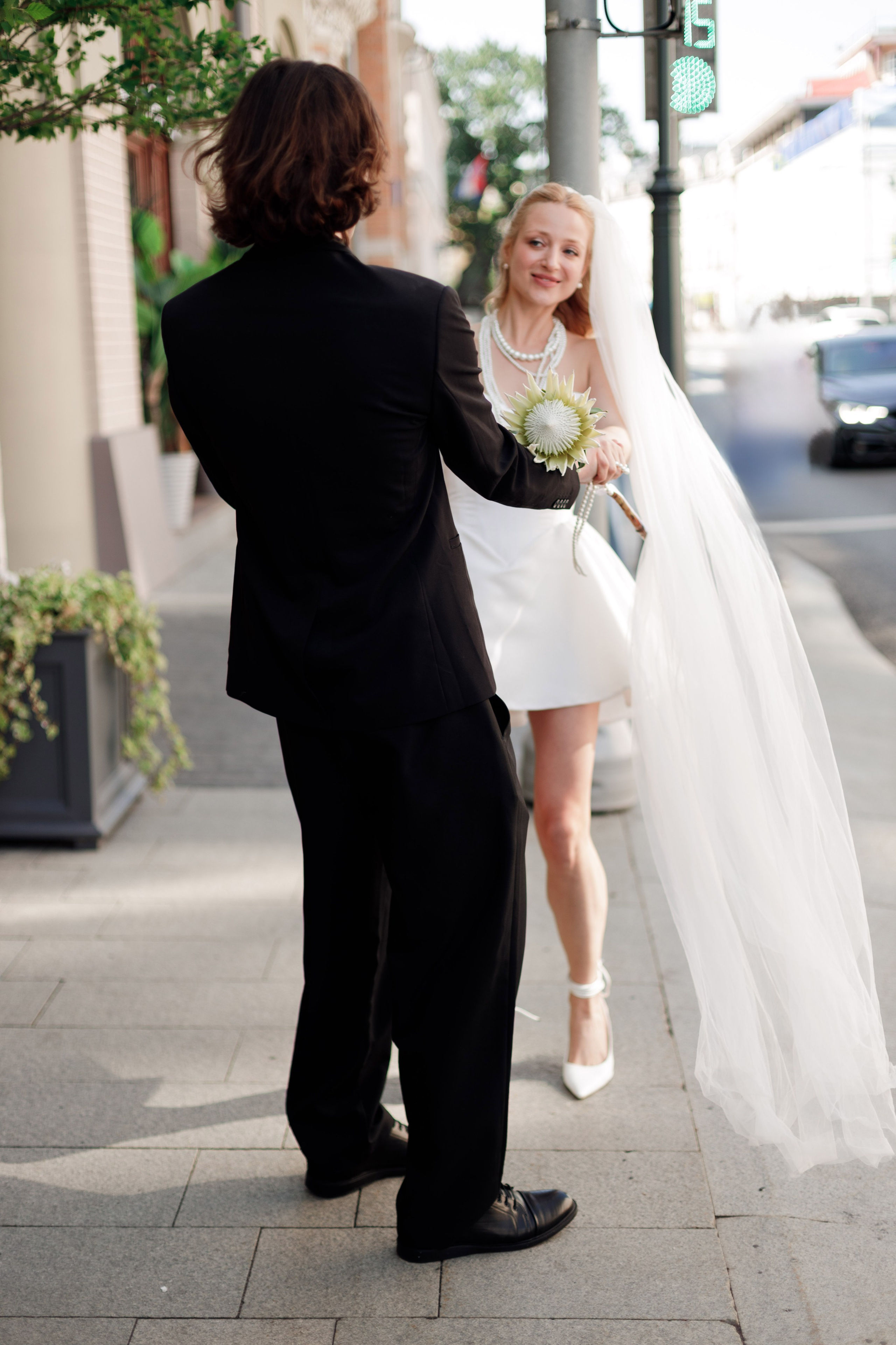 Свадебная фотосессия с автомобилем в центре Москвы, фотограф свадьбам Москва