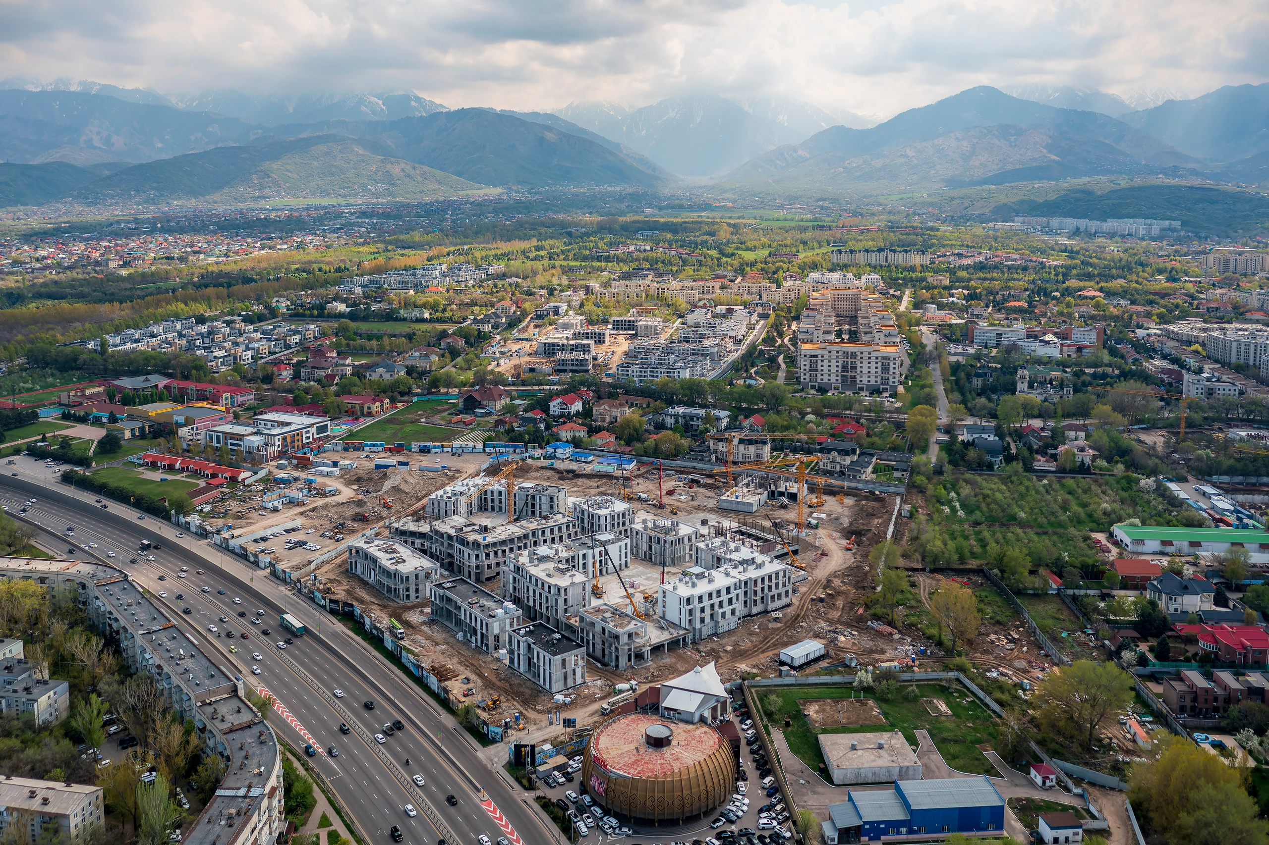 Алматы, ЖК 1st от Bi Group — аэросъёмка на фоне гор, апрель 2026. Интерьерный фотограф Алматы