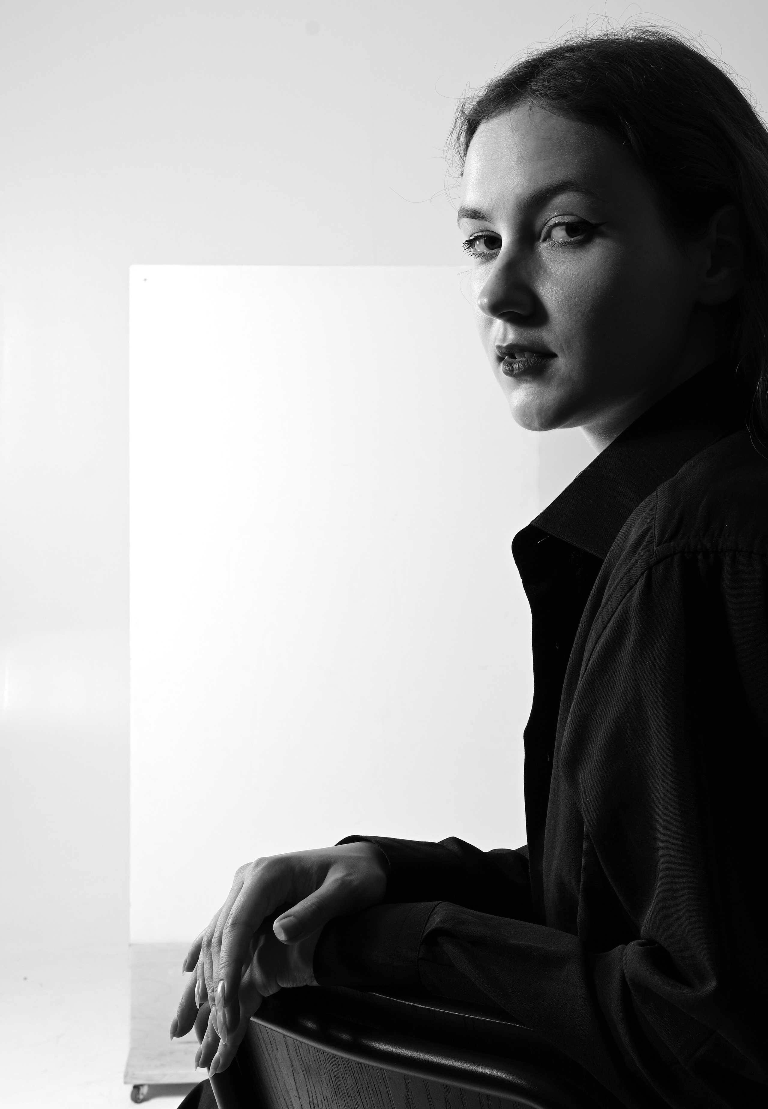 Чёрно-белый портрет с выразительным светотеневым рисунком, подчёркивающий черты лица и эмоции модели. Фотограф: Ожерельев Лев