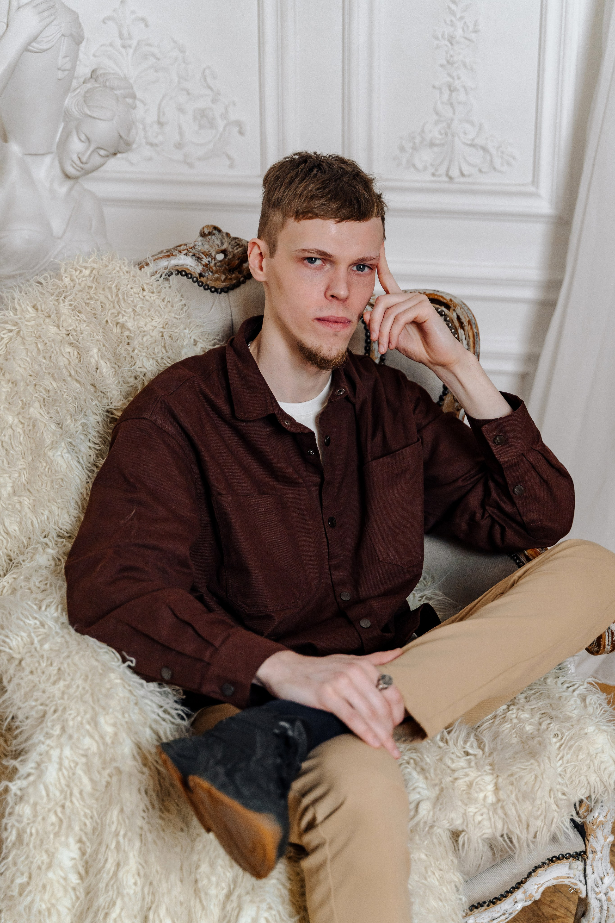 Зимняя фотосессия лавстори с предложением руки и сердца в фотостудии