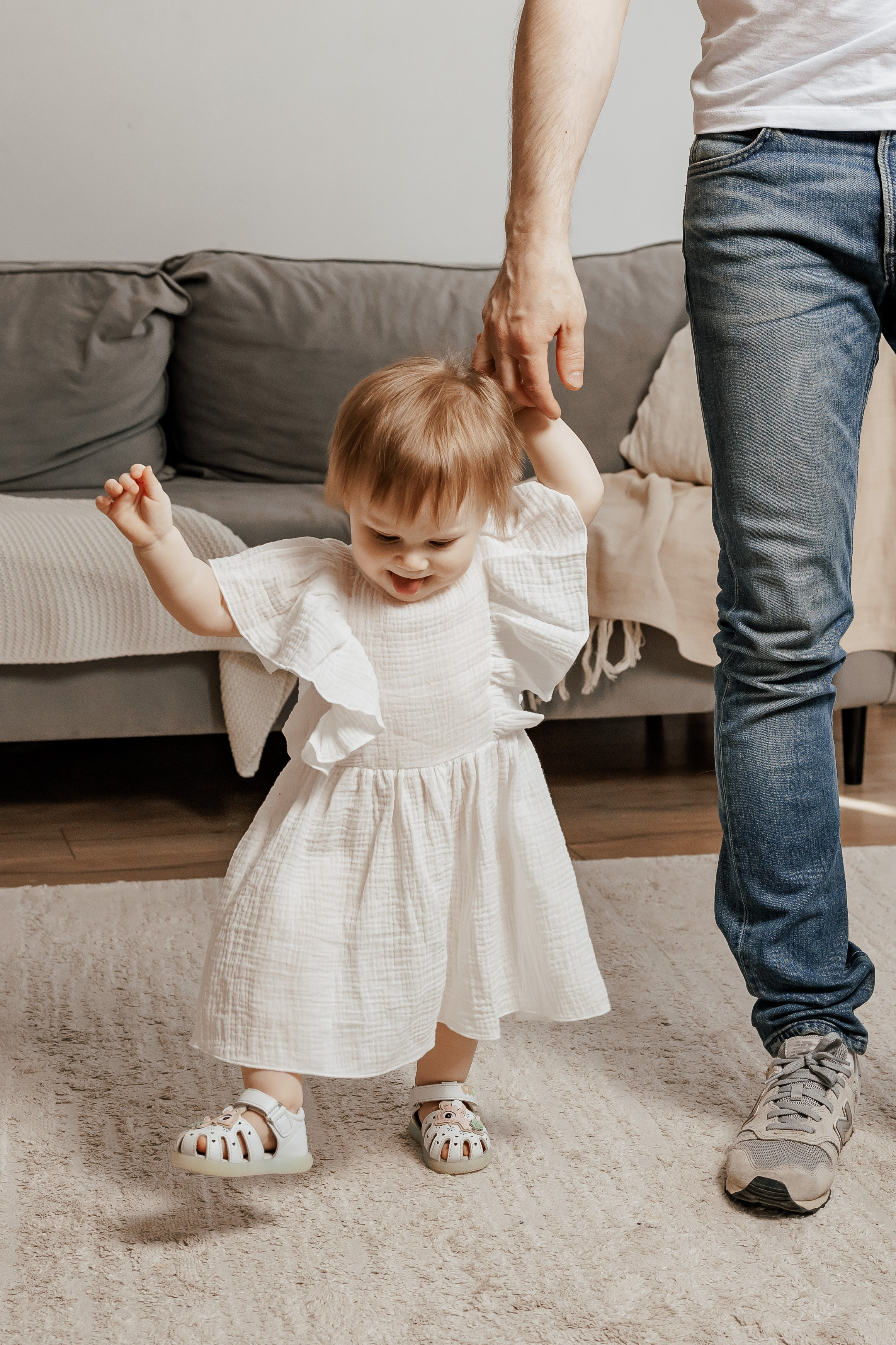 Семейная фотосессия для семьи с девочками близнецами на годик одежда в светлых тонах светлая бежевая студия в Москве теплые тона