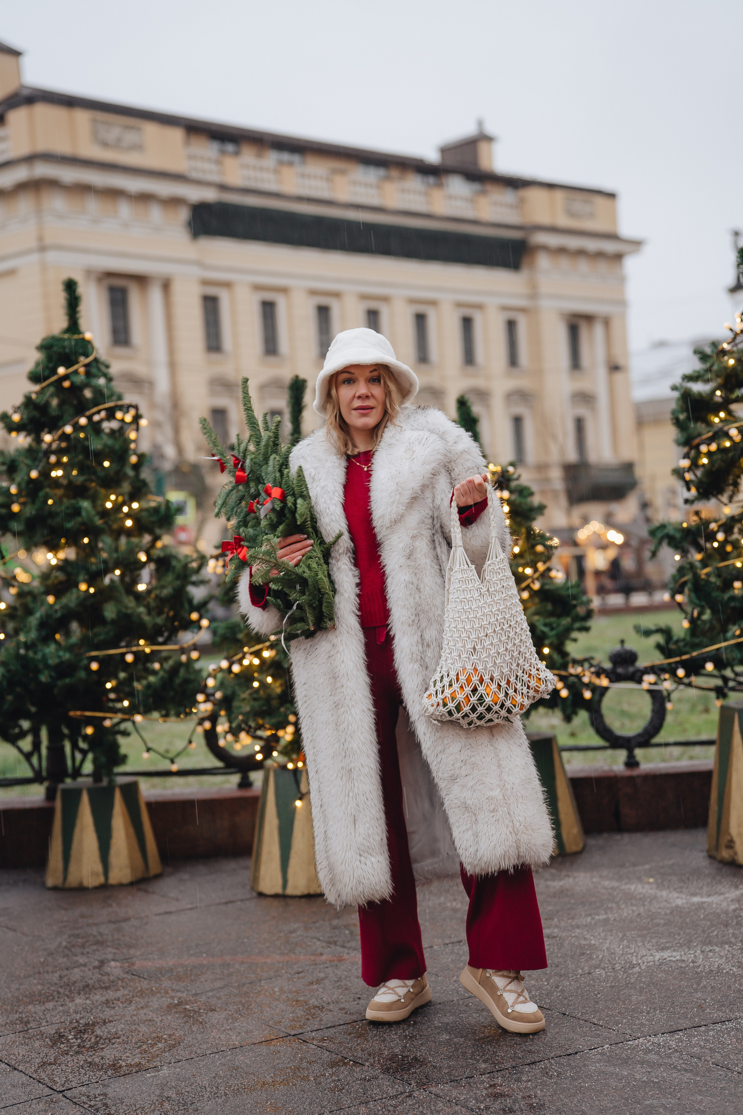 ПРОГУЛКА НА МАНЕЖНОЙ ПЛОЩАДИ ДЛЯ ДЕВУШКИ ПЕРЕД НОВЫМ ГОДОМ (НОВОГОДНЯЯ ФОТОСЕССИИЯ НА МАНЕЖНОЙ ПЛОЩАДИ). Профессиональный фотограф, Санкт-Петербург — Виктория Богомолова