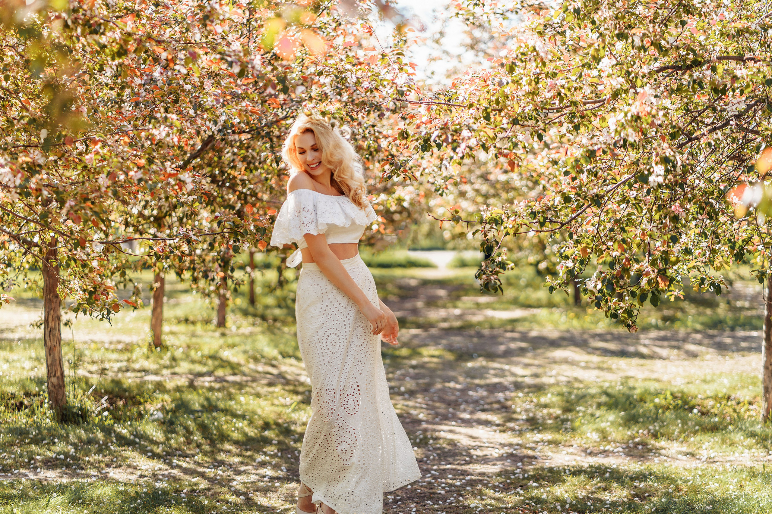 Съемка с Евгенией Ярушниковой в цветущем яблоневом саду. Свадебный и портретный фотограф Клипа Максим