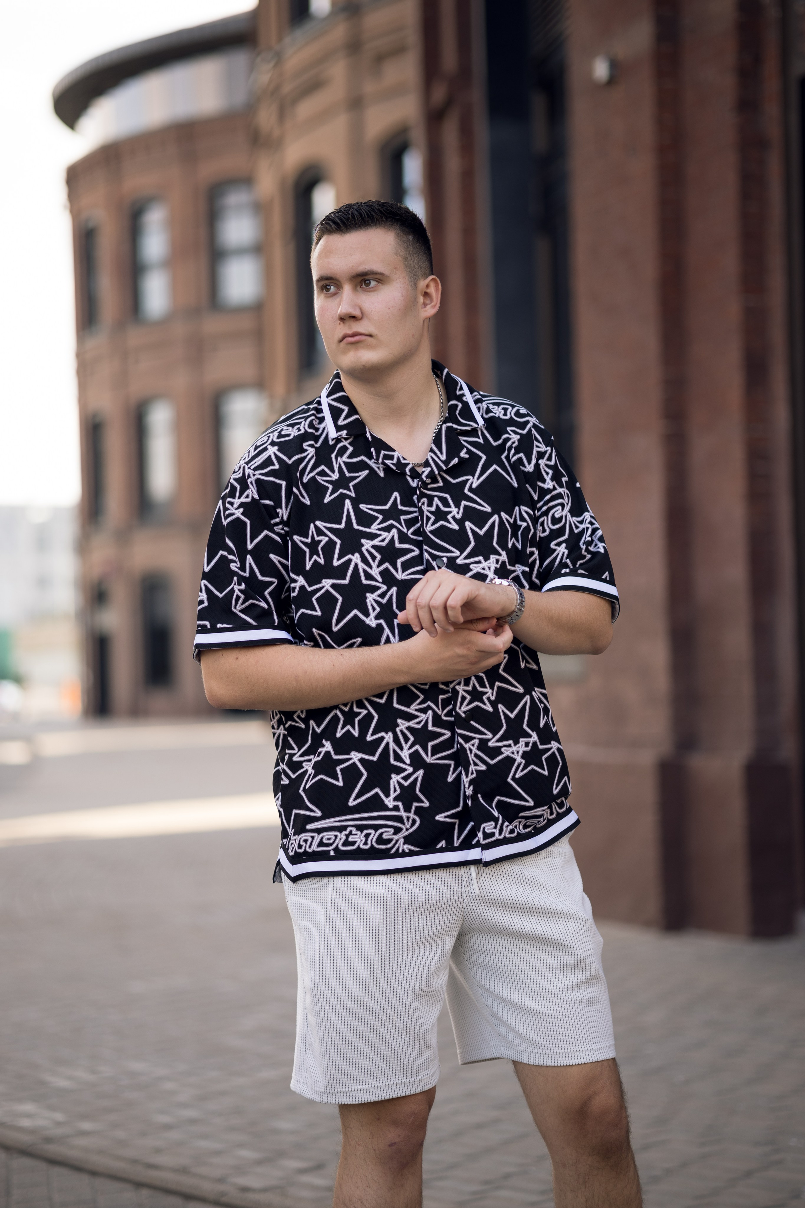 Мужская фотосессия на улице. Профессиональный фотограф в Москве