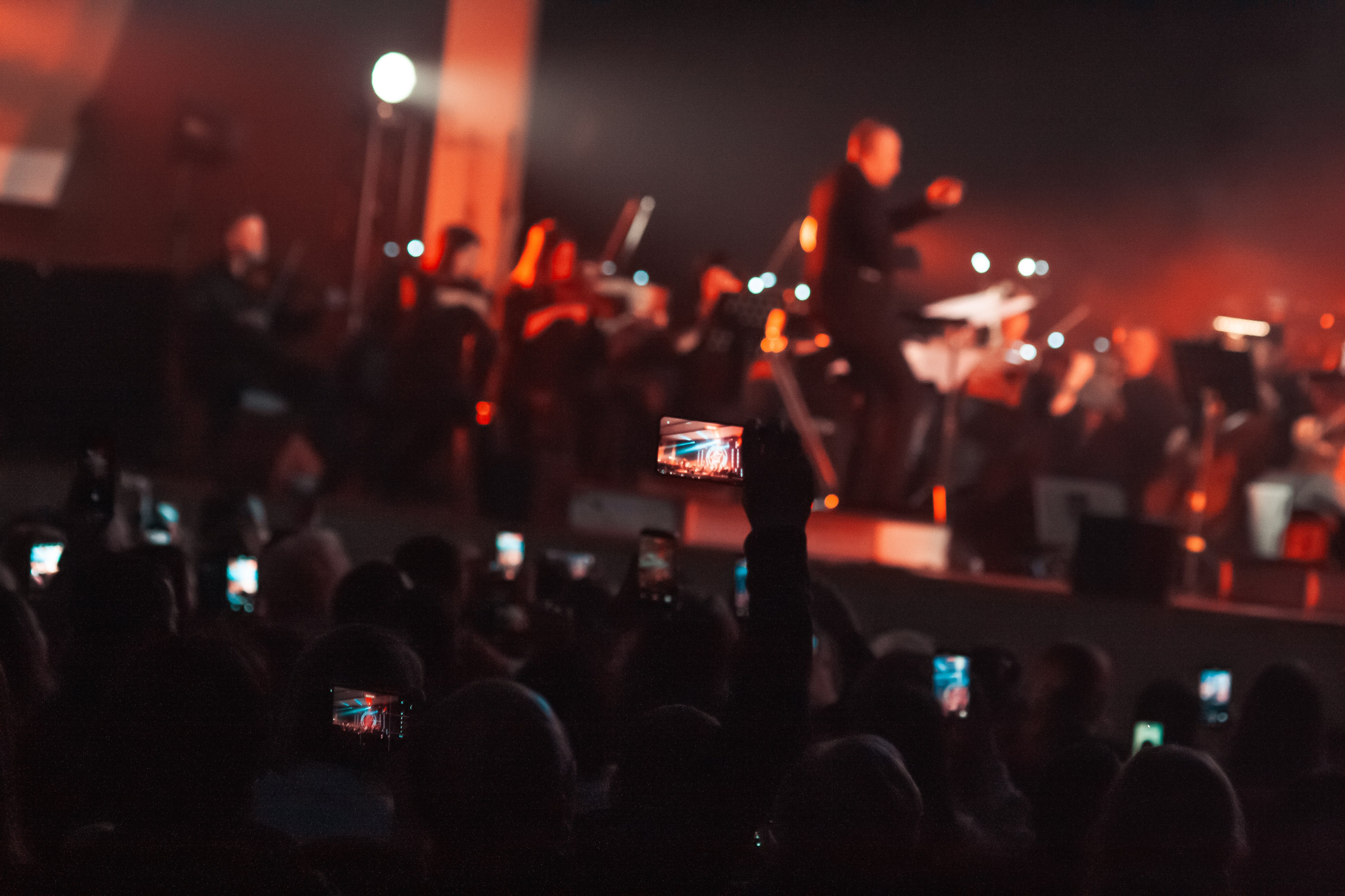 Сергей Бобунец с оркестром, Гранд холл Сибирь, 18.03.2026. Фотограф Регина Крикунова г. Красноярск