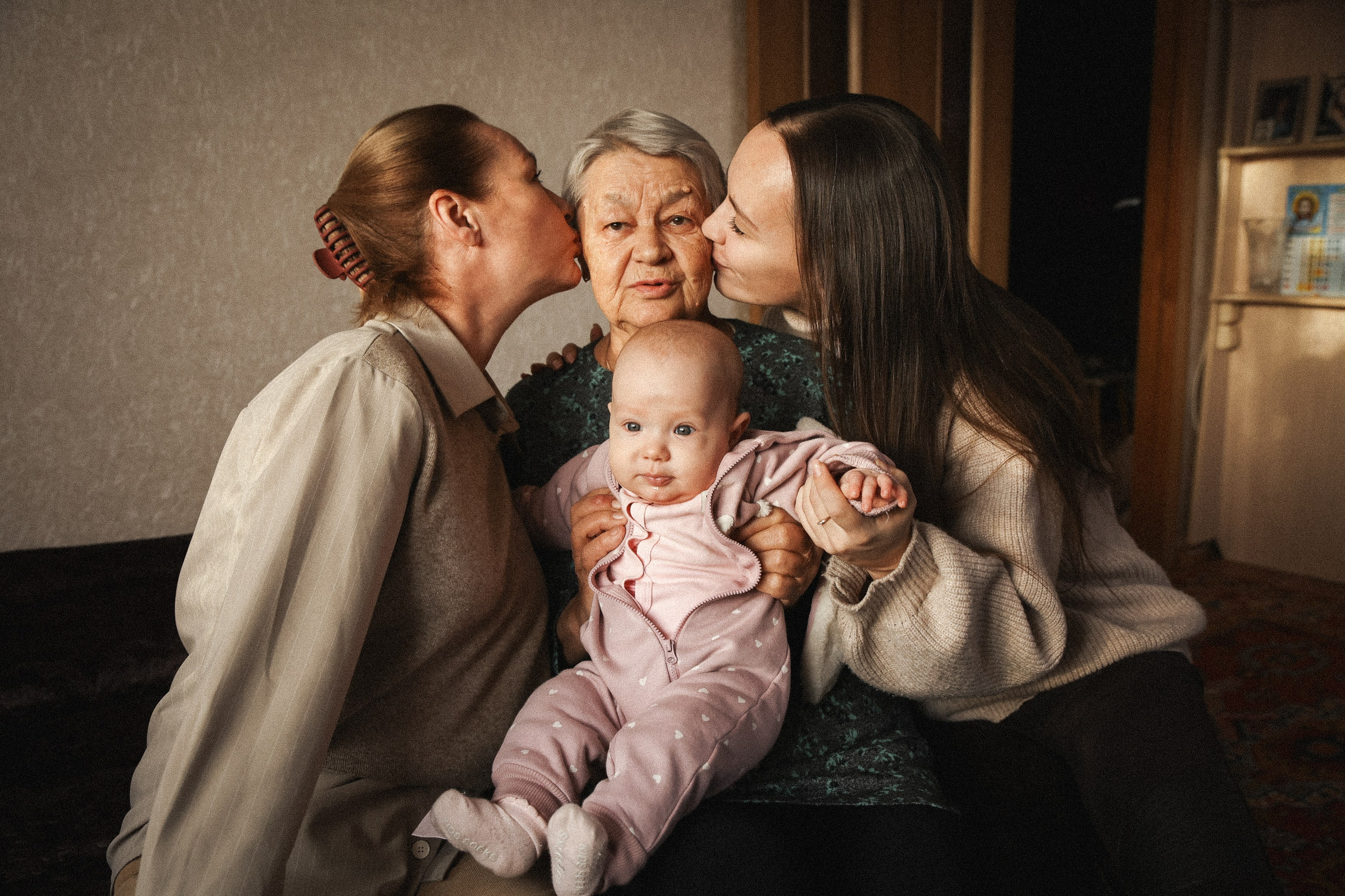 Семейная фотосессия домашняя фотосессия бабушка в гостях у бабушки. Фотограф Владимир Москва