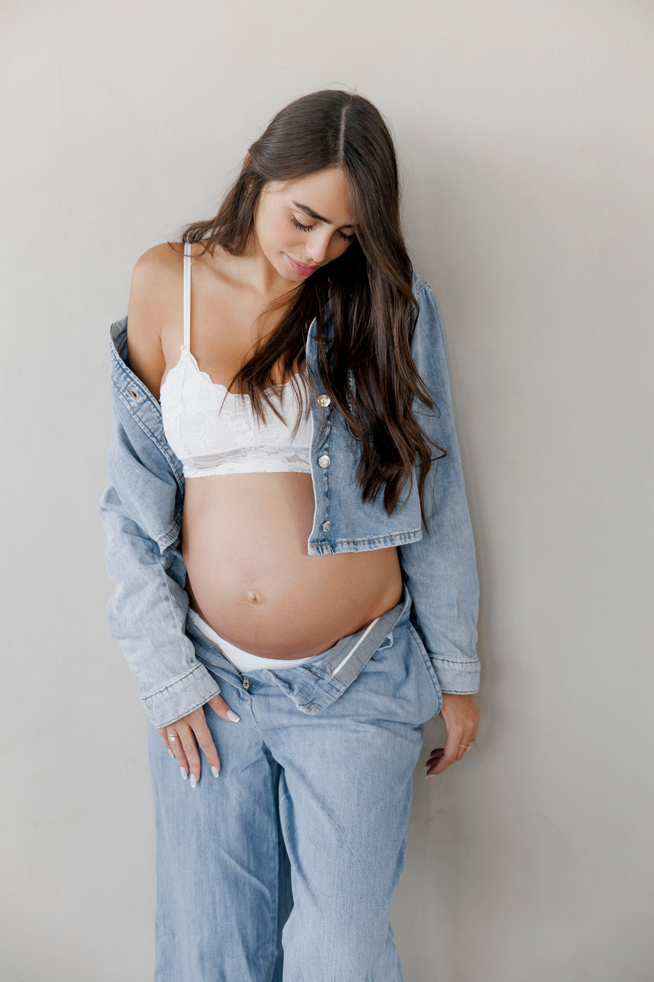 Pregnancy photoshoot inside the studio in Tel Aviv. Главная