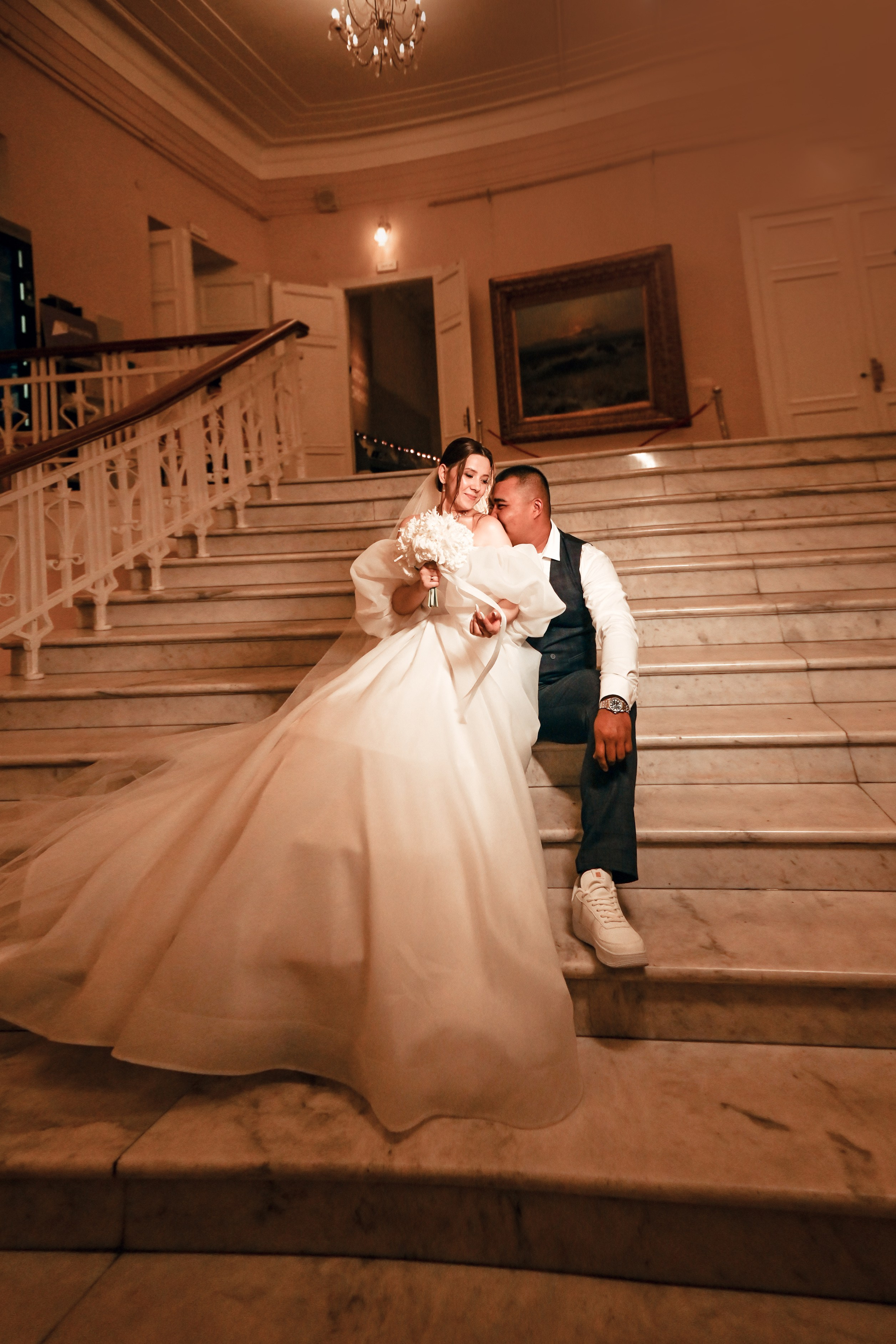 Небольшая свадебная серия в музее и прогулкой под дождем Эльмиры и Ризата. Свадебный, семейный, детский, контент фотограф в Омске Максим Ильин