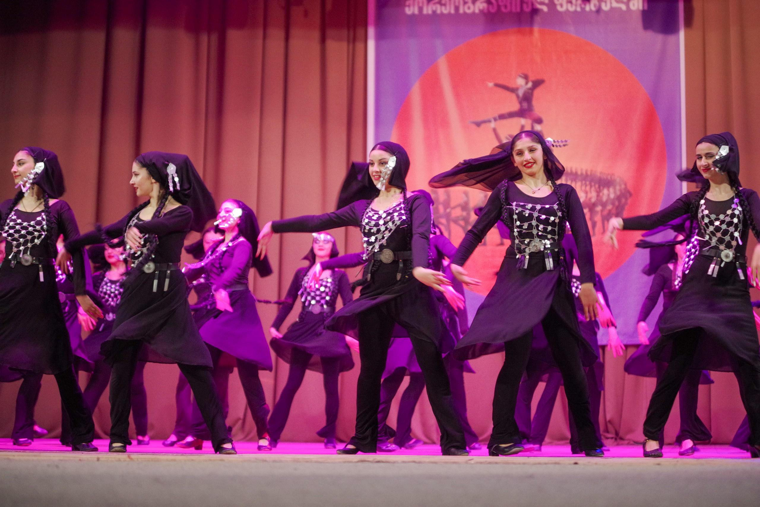 Грузинский танец. Портретный фотограф Денис Милютин