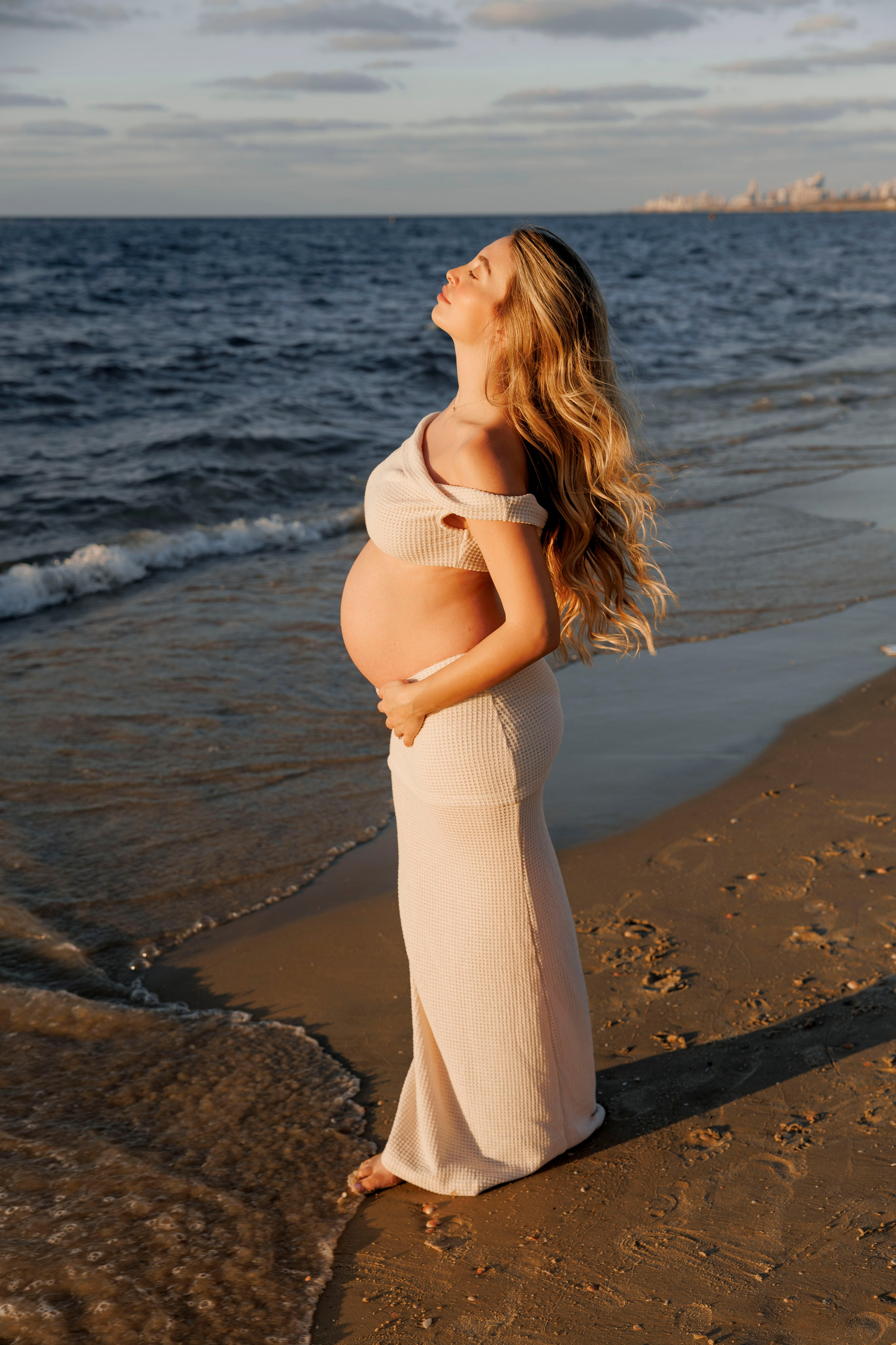 Pregnancy photoshoot near the sea. Wedding and family photographer