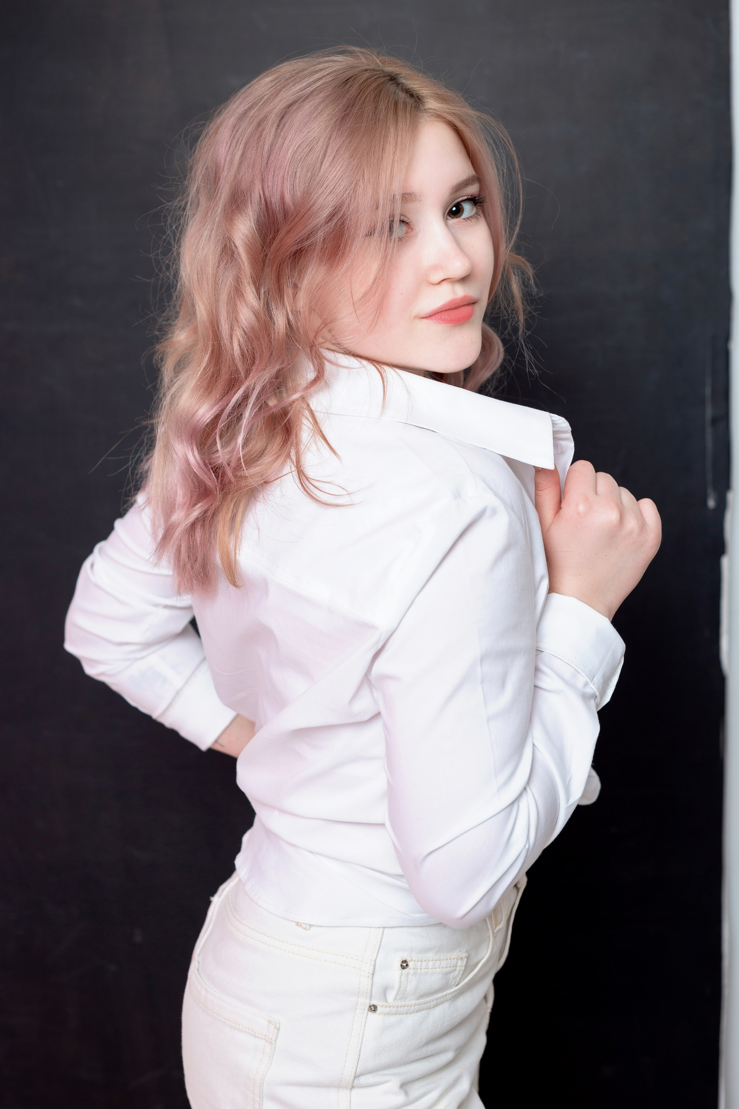 Яркая индивидуальная съемка в студии Санкт-Петербурга. Портретные фотосессии, контент-съемки, репортаж