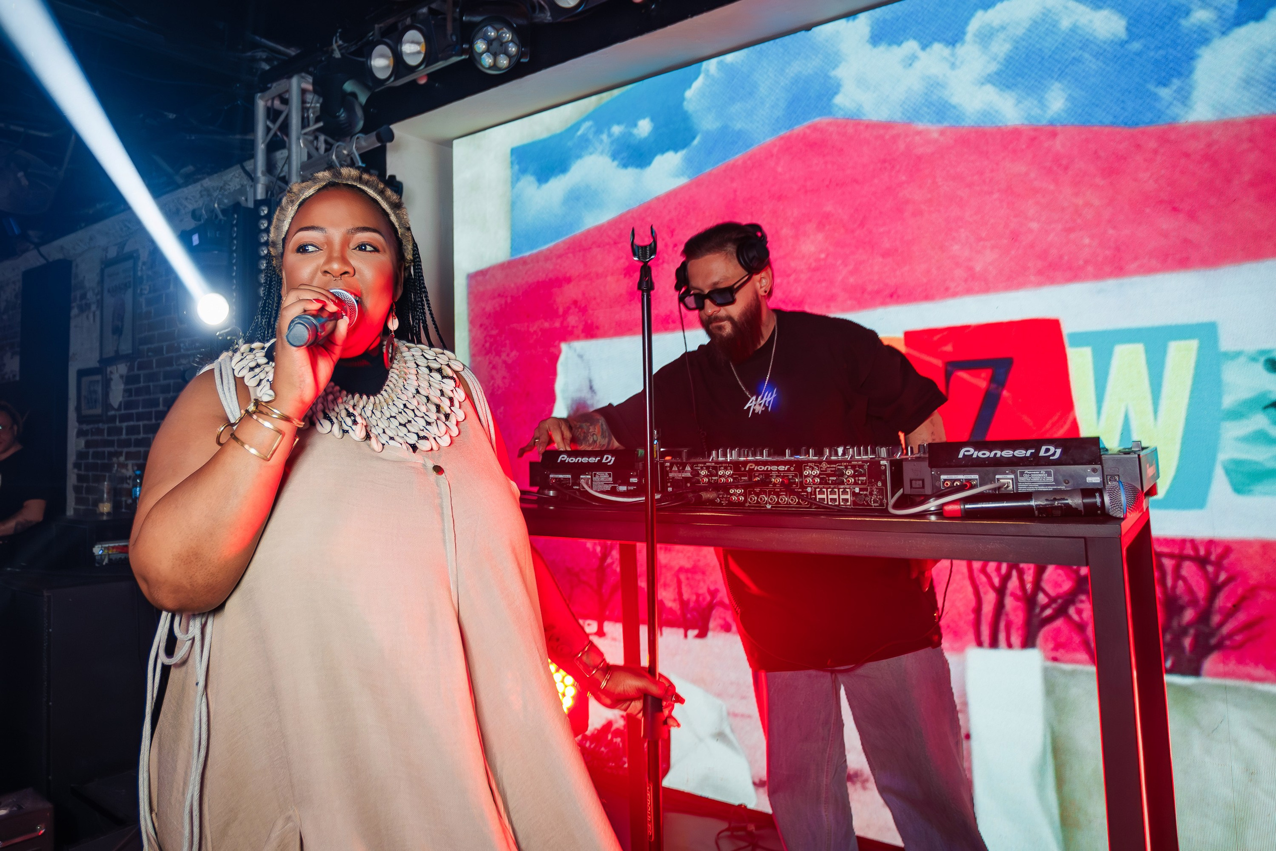 «LIZWI"_Чайка на пляже_Ялта_7.06.2025. Аминов Руслан | Фотограф