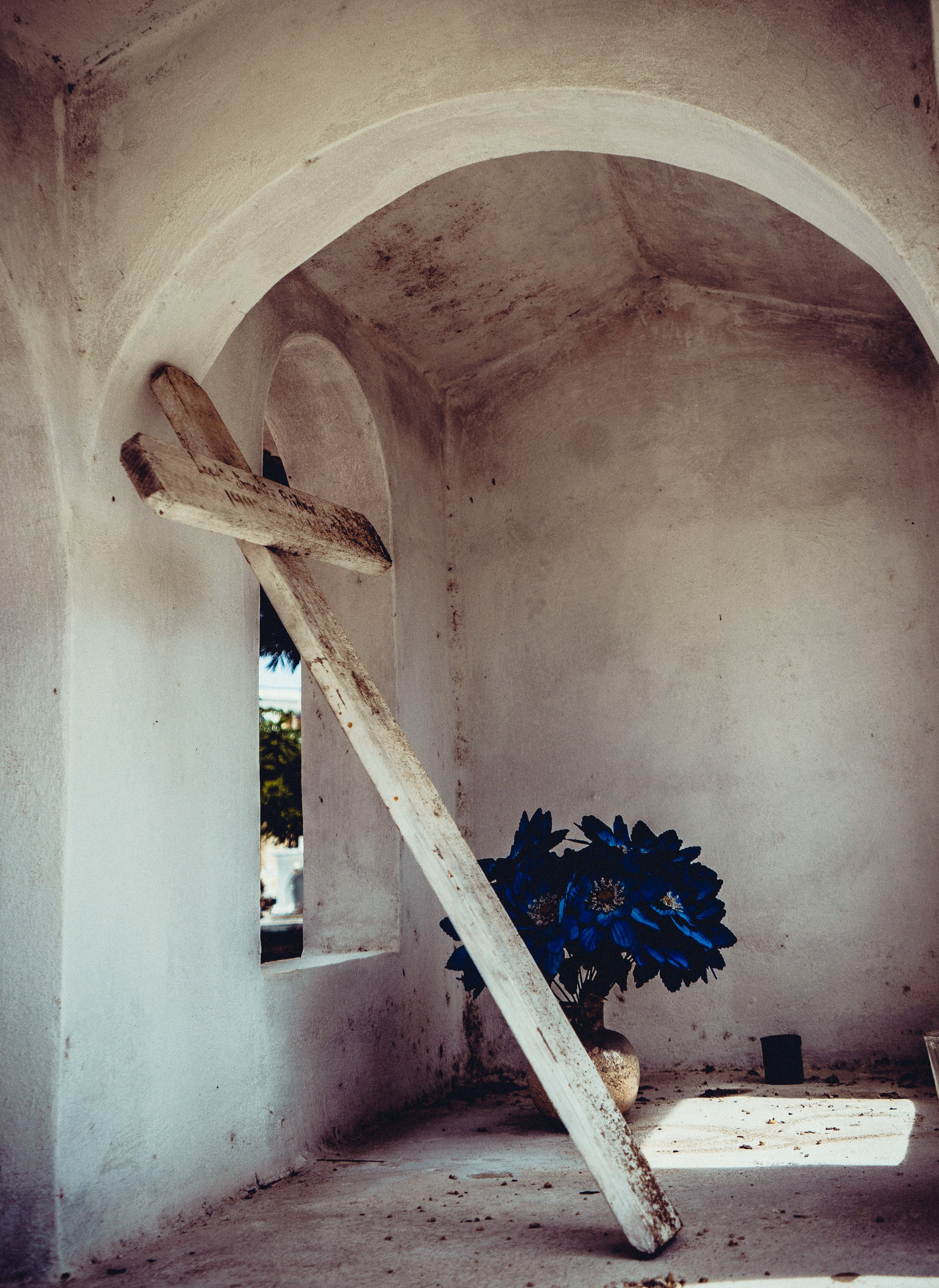 Крест внутри склепа.