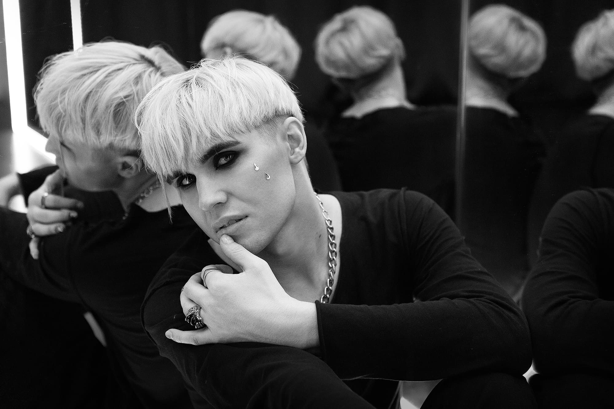 fashion-style-portrait-in-modern-interior-studio-saint-petersburg