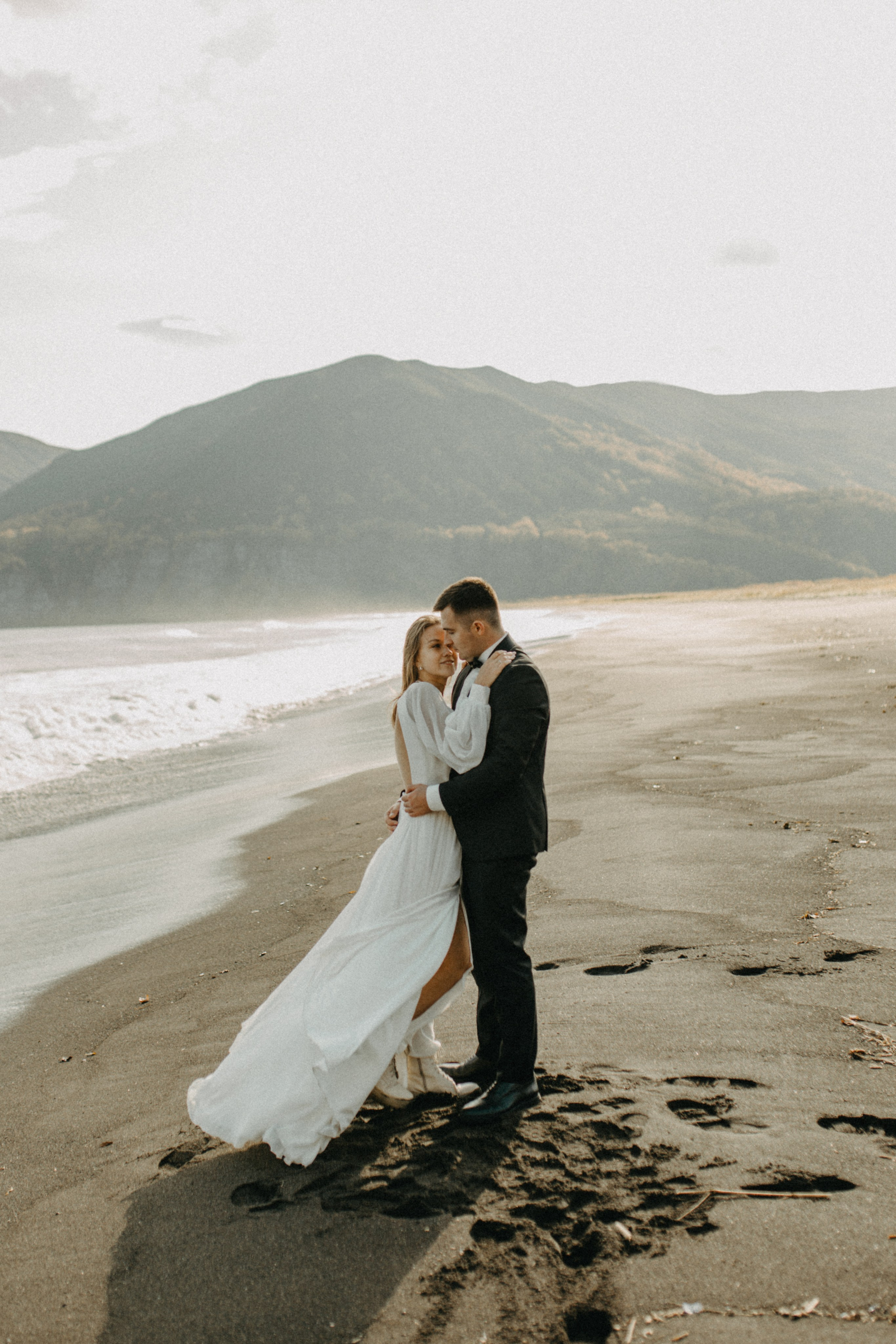 Вертолетный полет Бухта Жировая. Свадебное фото и видео на Камчатке. Туристические маршруты