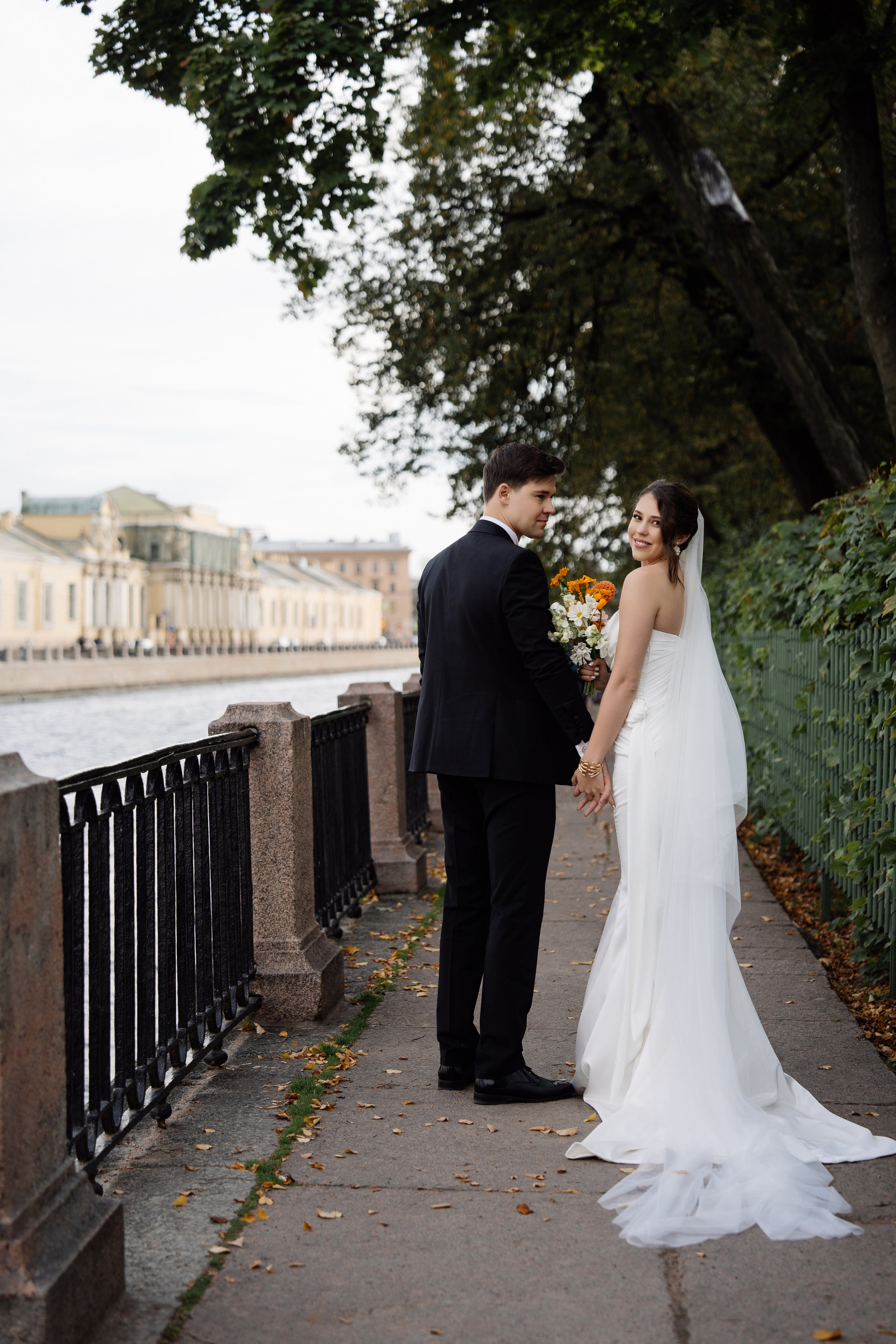 Оранжевая свадьба в гребешках. Свадебный фотограф организатор в Санкт-Петербурге Ассоль Опарина