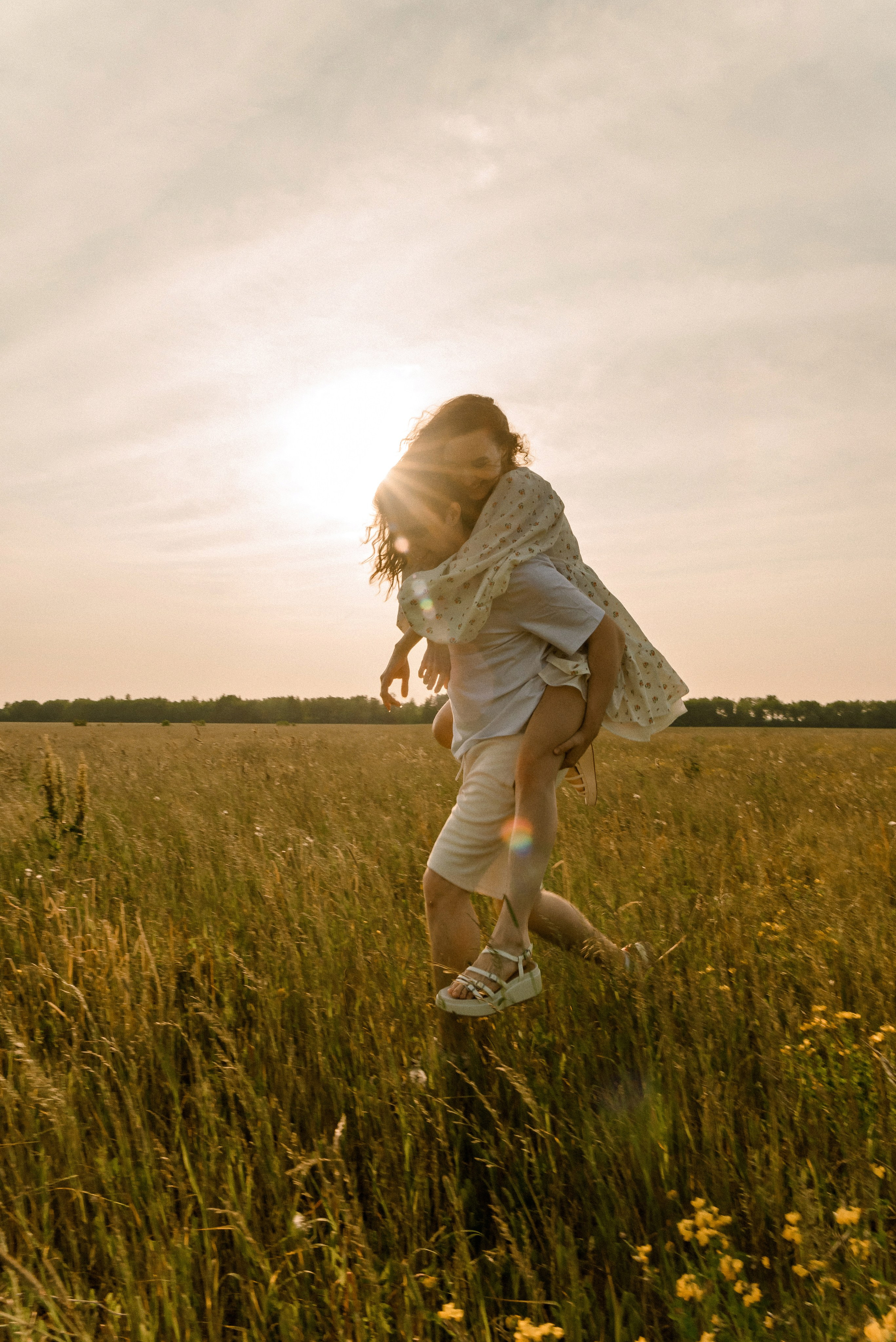 Лиза и Лёша в поле. Свадебный фотограф в Санкт-Петербурге София Шубик