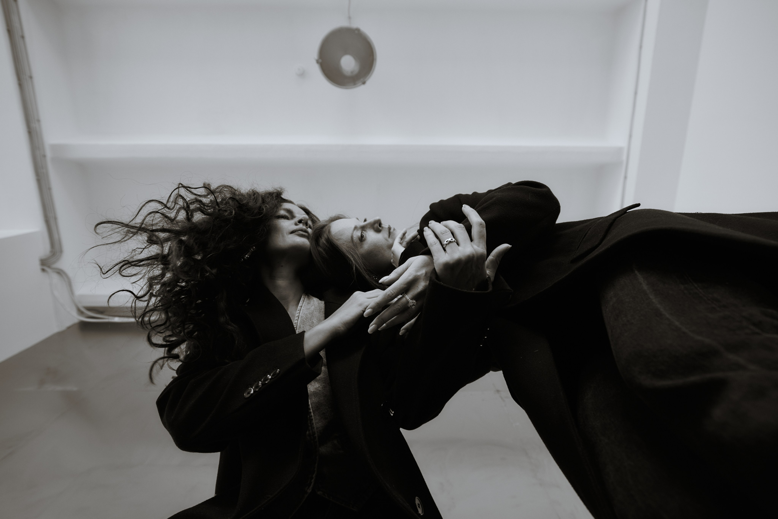 Две девушки снятые с низу на фоне потолка. Виктория Брызгалова и Анна Пижонкова