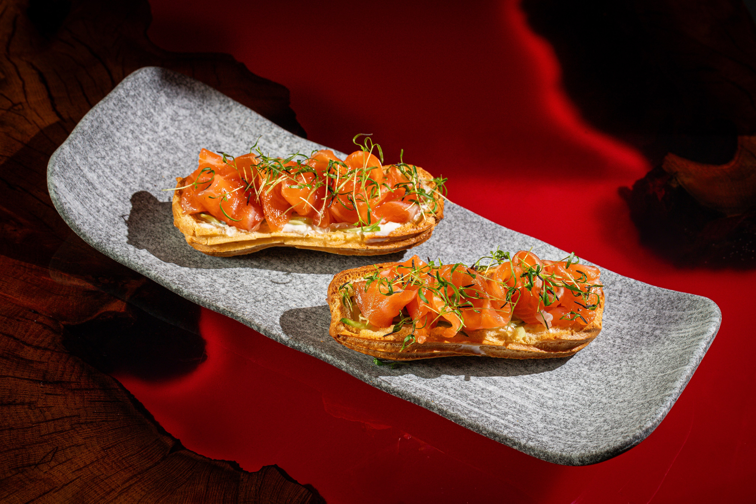 Эклер с тартаром из лосося с микрозеленью сверху