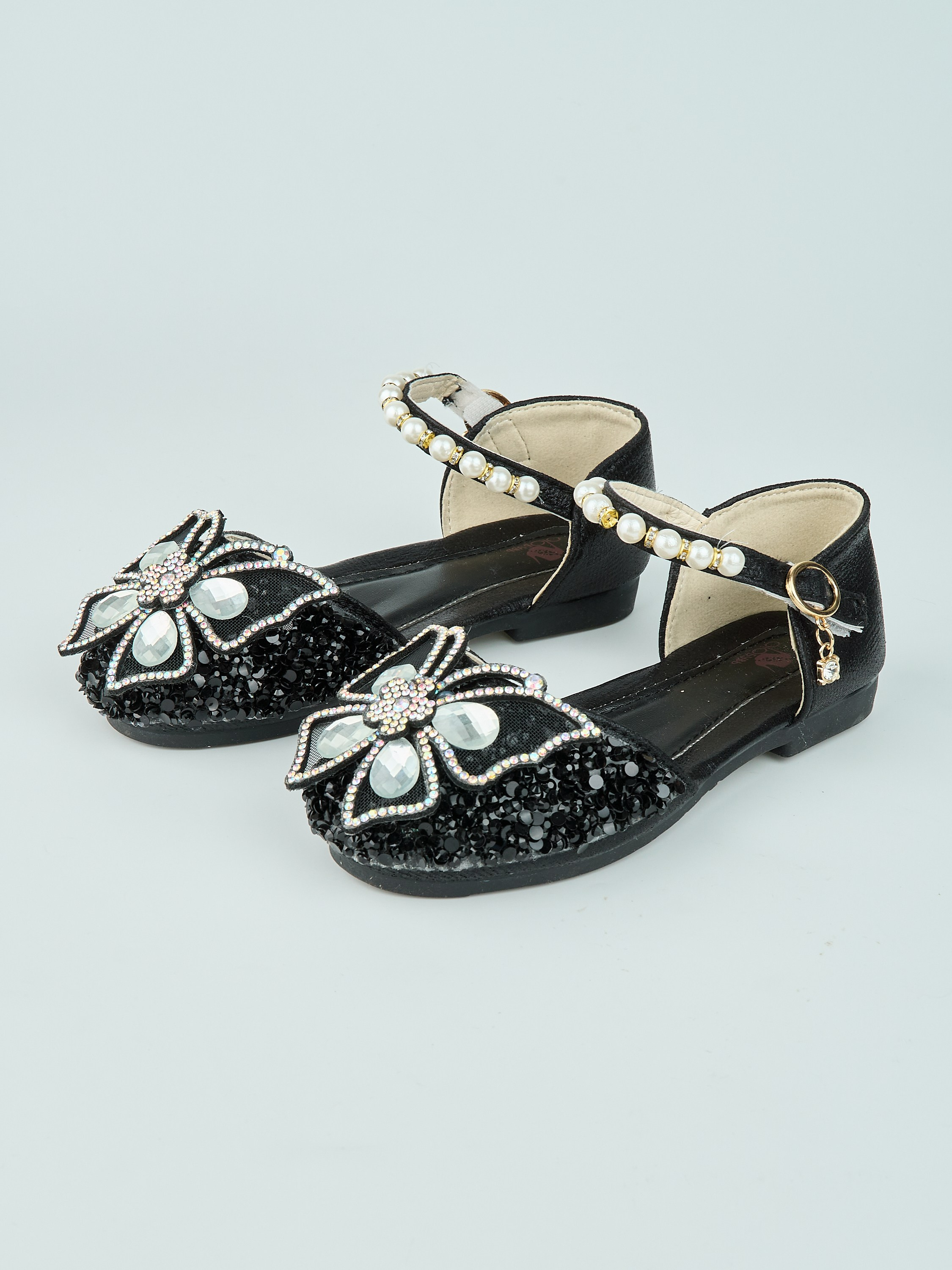 Каталожная фотосъёмка детских туфель для Wildberries