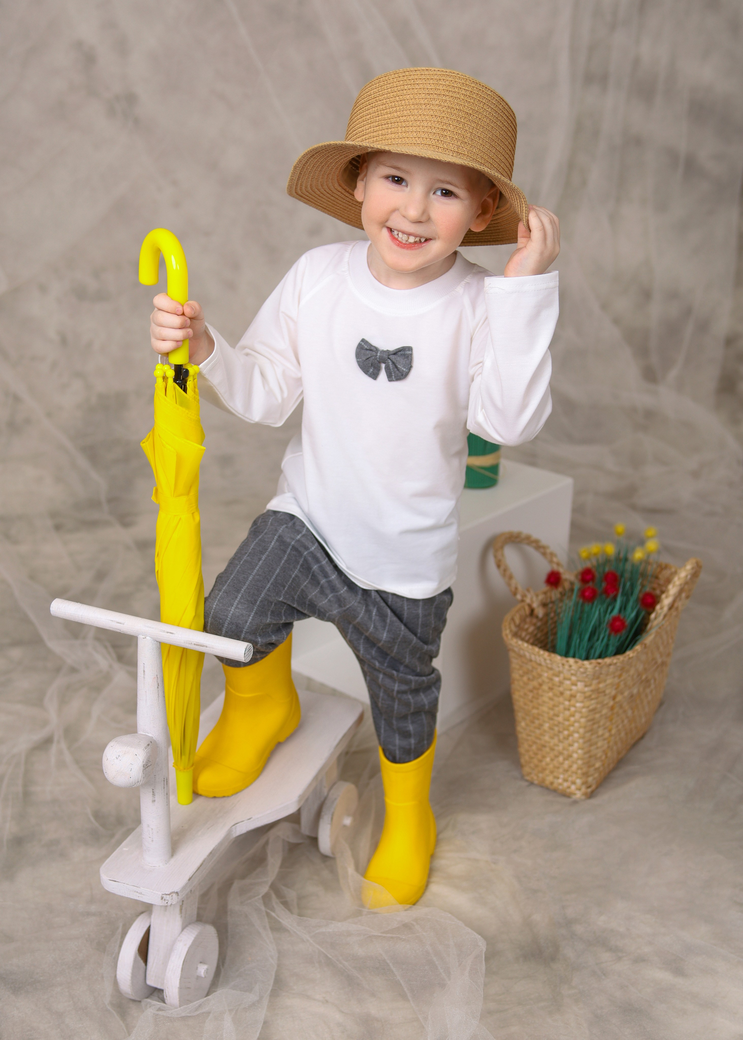 Общее фото в детском саду с выездным реквизитом в Тюмени. Выпускные альбомы в Тюмени для школ, садов, вузов спортивных секций