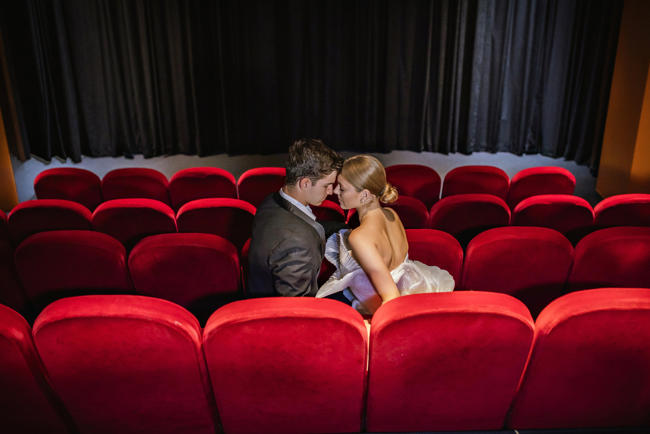 Свадебная фотосессия в кинотеатре. Фотограф и видеограф Москва. Свадебный фотограф, видеограф. Выпускные альбомы. Оживающие альбомы