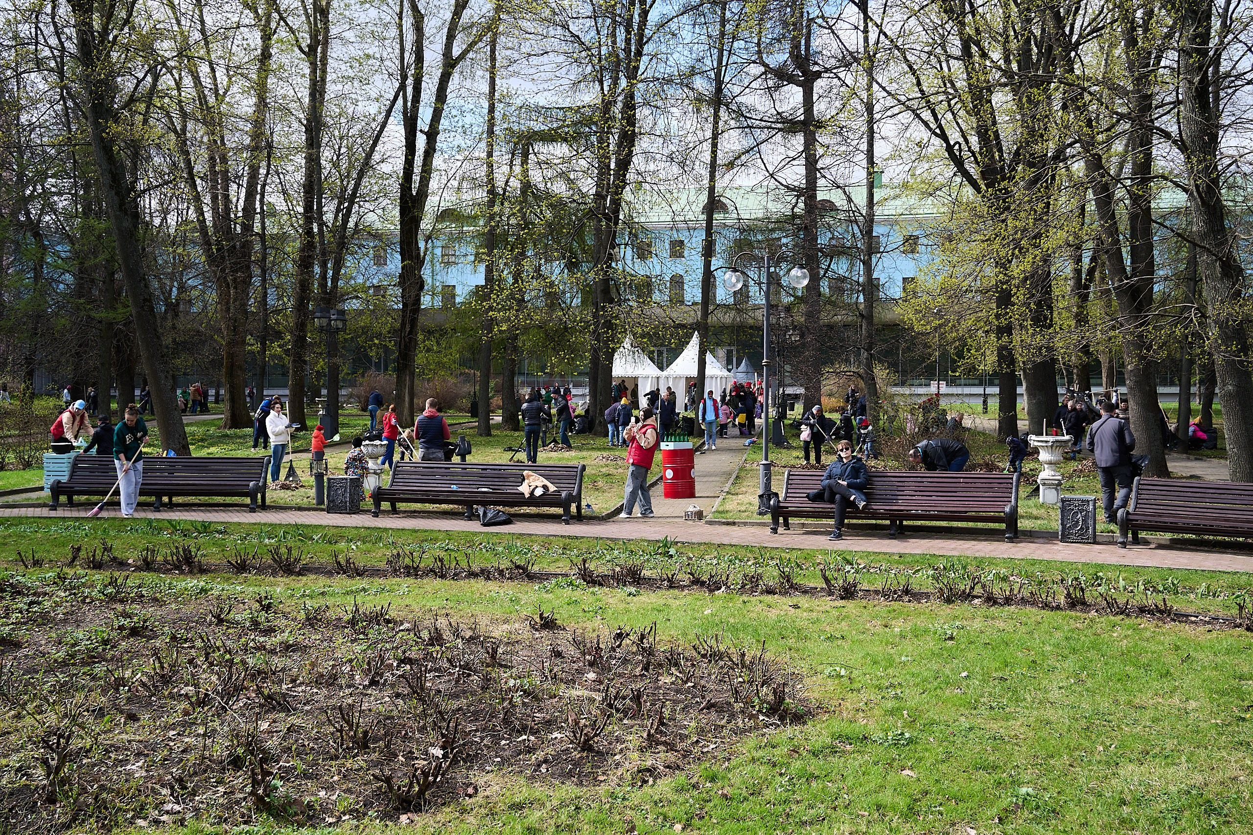 Субботник у Управления делами Мэра и Правительства Москвы. Фотограф и Видеограф в Москве. Олег Корушев