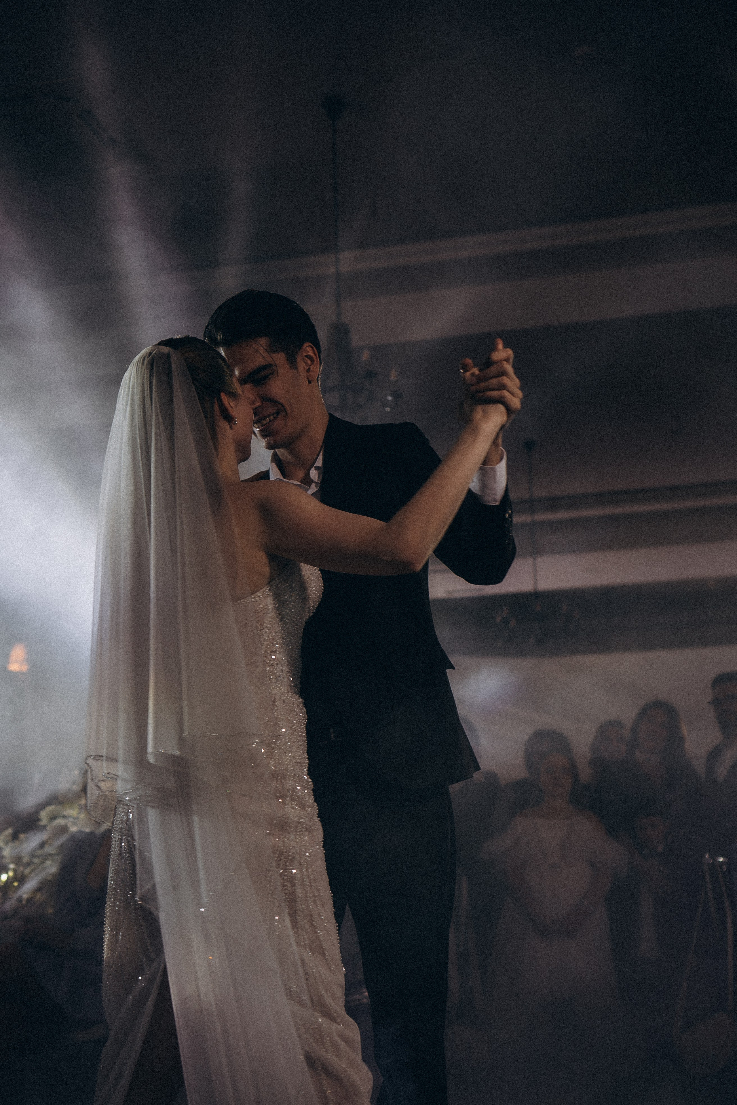 ПЕРВЫЙ ТАНЕЦ МОЛОДЫХ НА БАНКЕТЕ. ТРОГАТЕЛЬНЫЙ МОМЕНТ (СНЯТО В СИБИРЕ В НИЖНЕВАРТОВСКЕ). Профессиональный фотограф, Санкт-Петербург — Виктория Богомолова