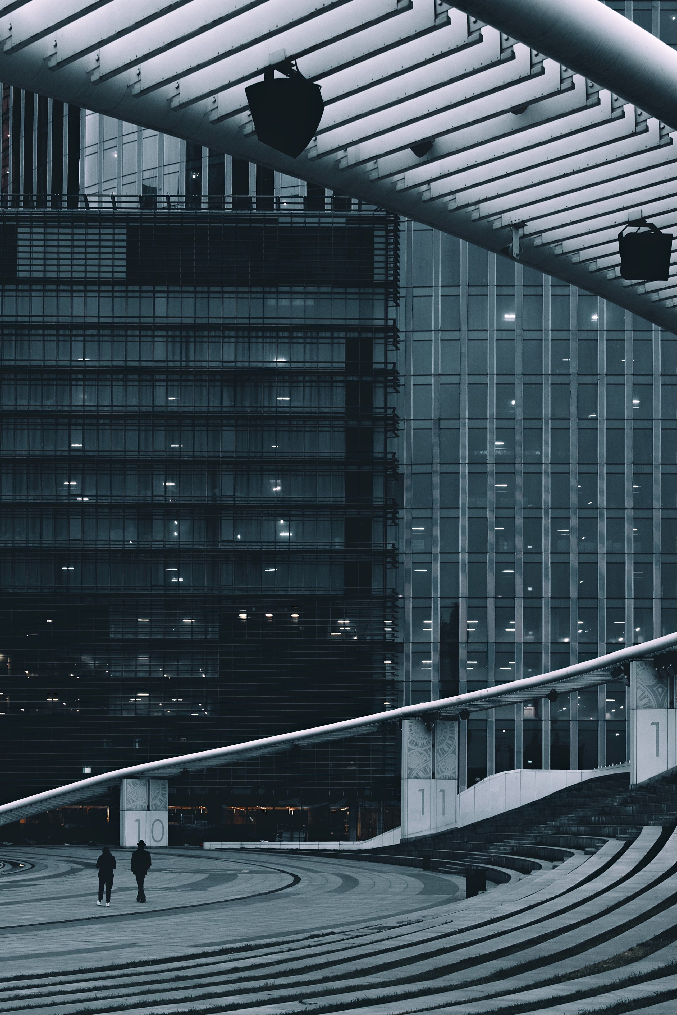 два человека на фоне серых бетонных стен башни Москва Сити