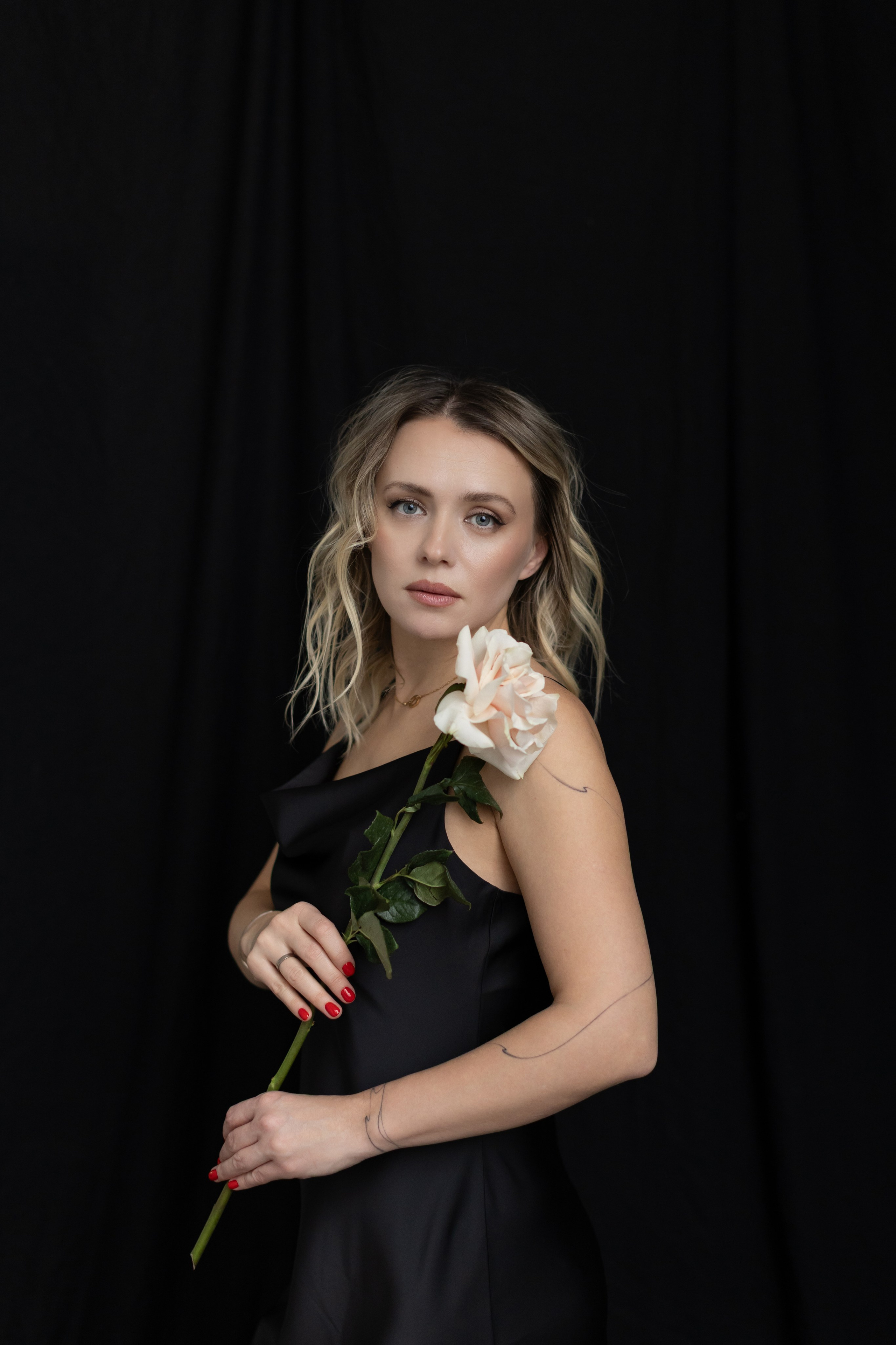 Фотосессия в лаконичной студии с Ульяной. Портретный и семейный фотограф Юлия Герман