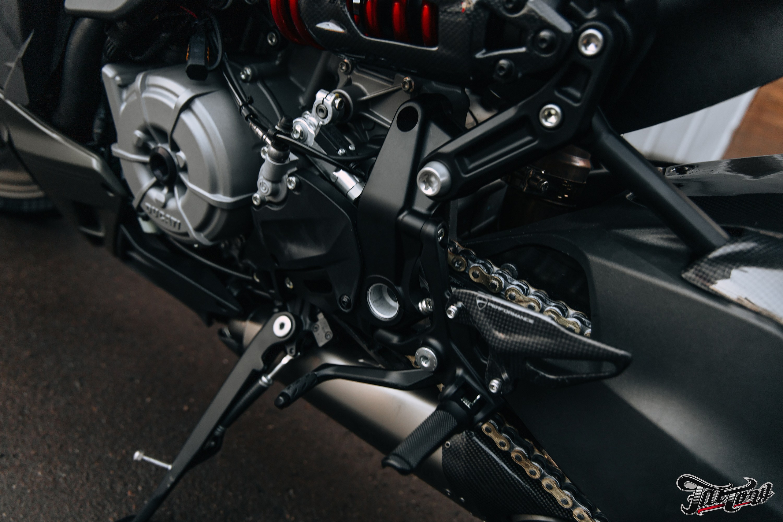 Ducati Streetfighter V2 окрас деталей в красный кэнди и черный мат. DeLorein