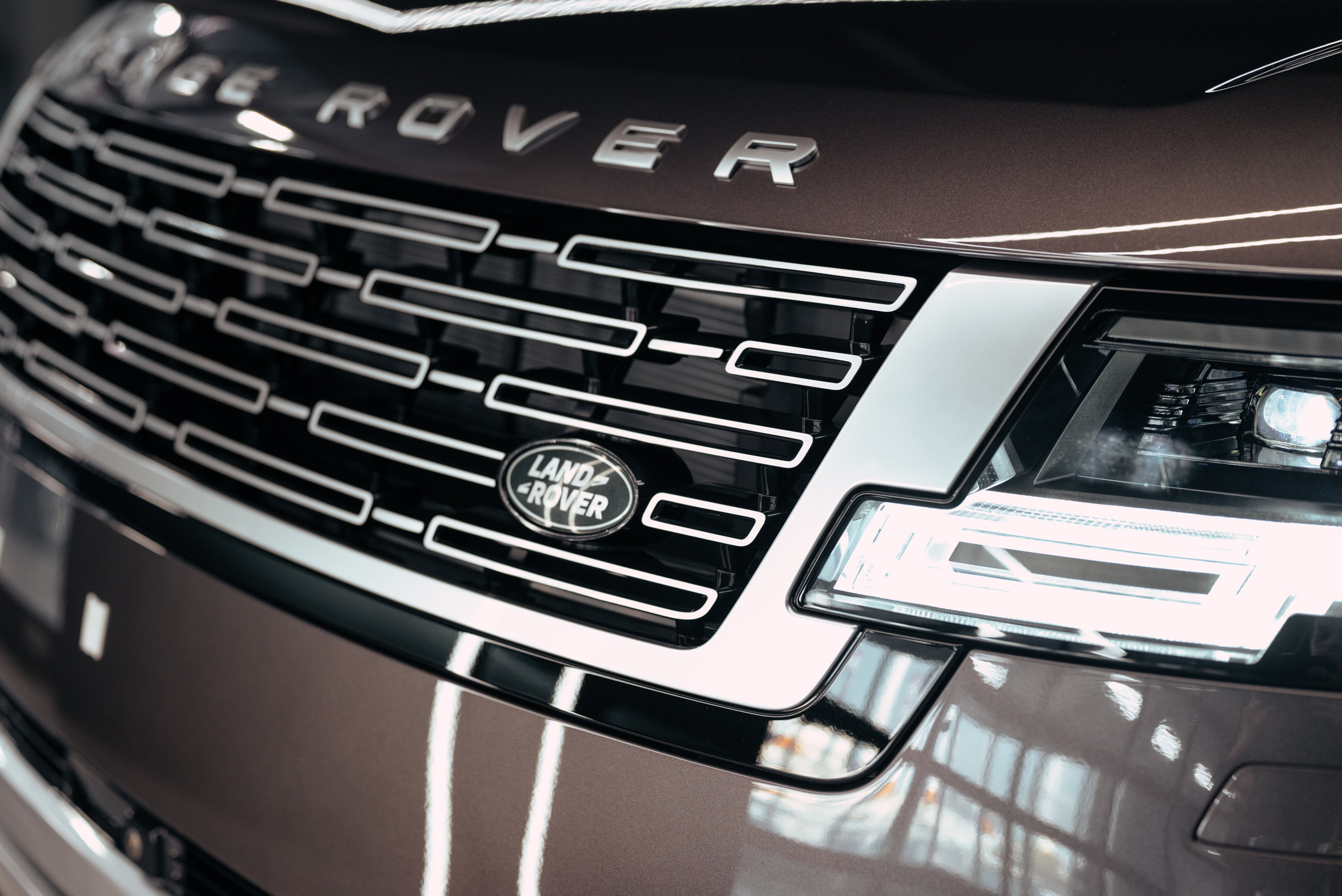 Range Rover long brown on white. DeLorein