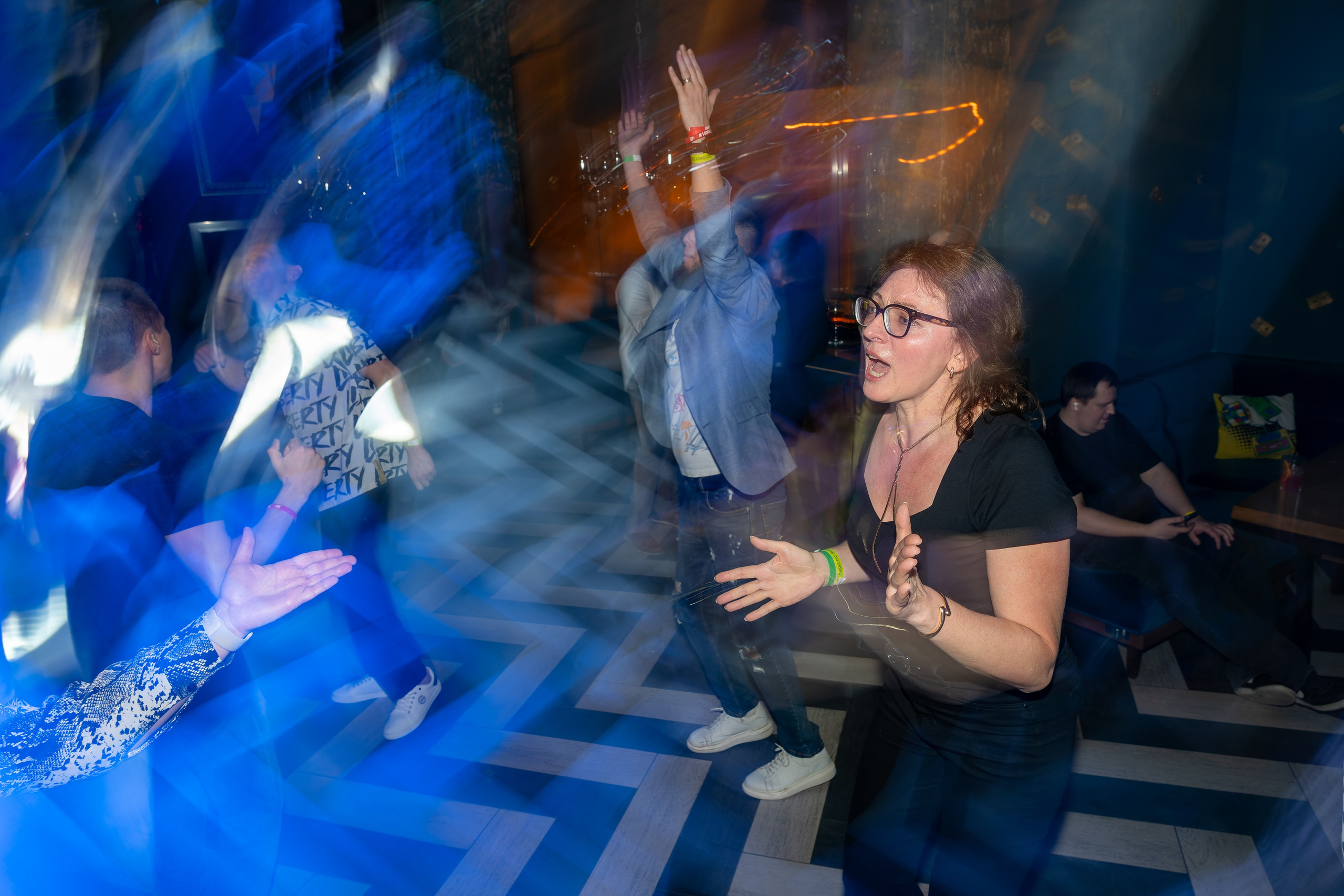 Съёмка в клубе, бар руки вверх, клубная фотосессия. «Студия DRONAVT`s» — видеосъёмка и фотография г. Москва