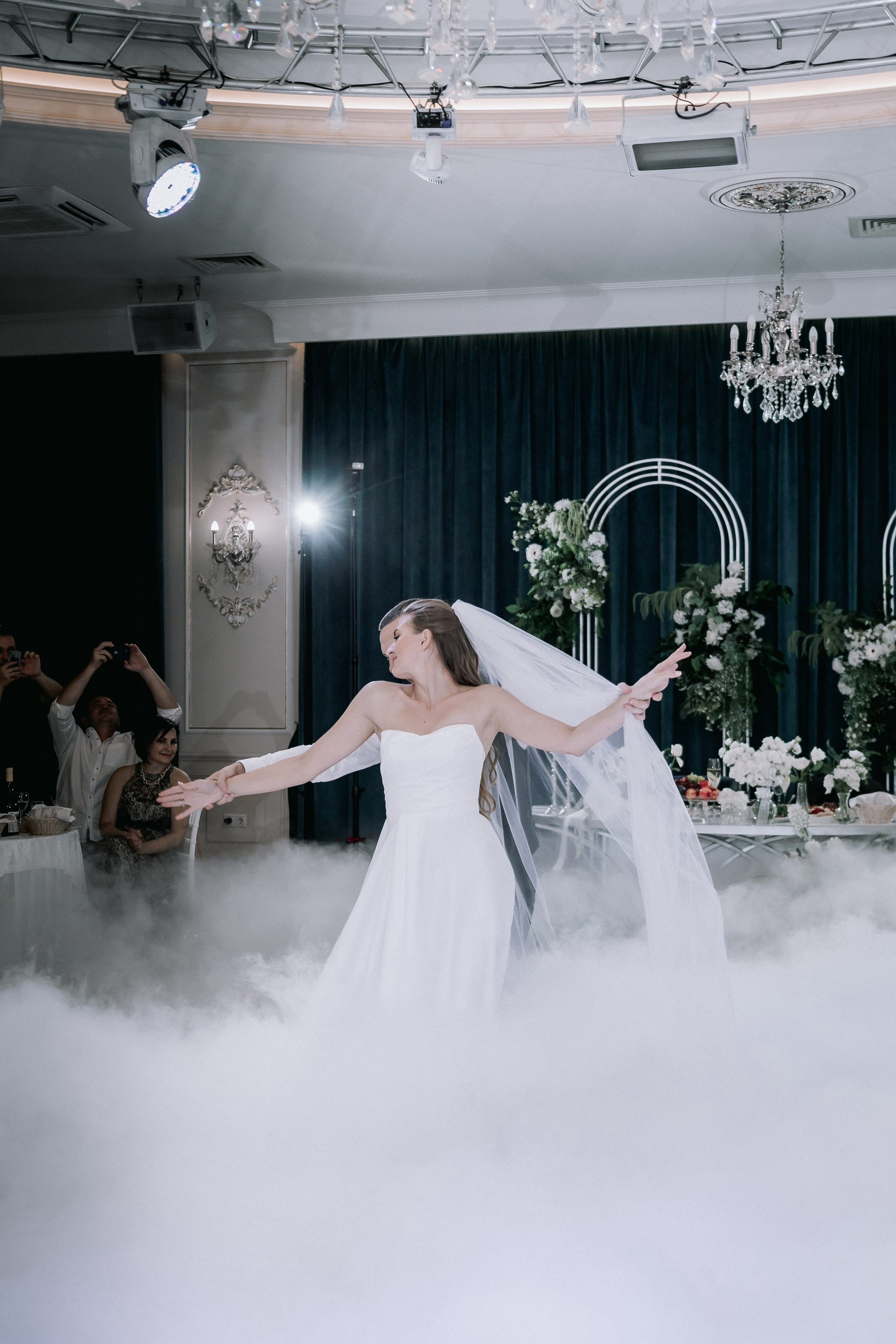 Свадебная прогулка. Эвелина и Дмитрий. Свадебная фотография. Арина Рубах