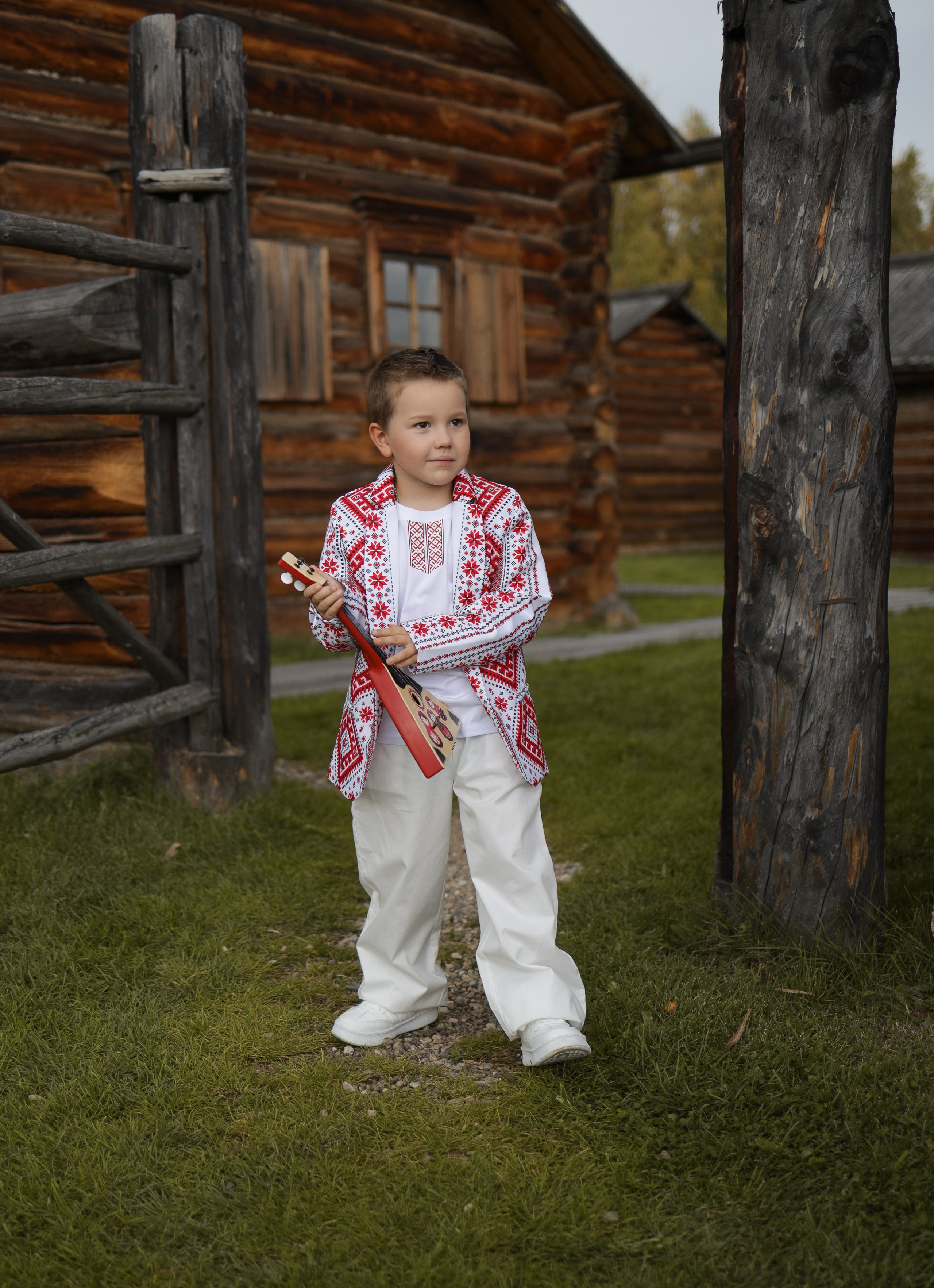 аренда наряда "славянские мотивы". В состав костюма входит пиджак, футболка с принтом. ! Стоимость проката сутки 2000р. рост модели 122 см