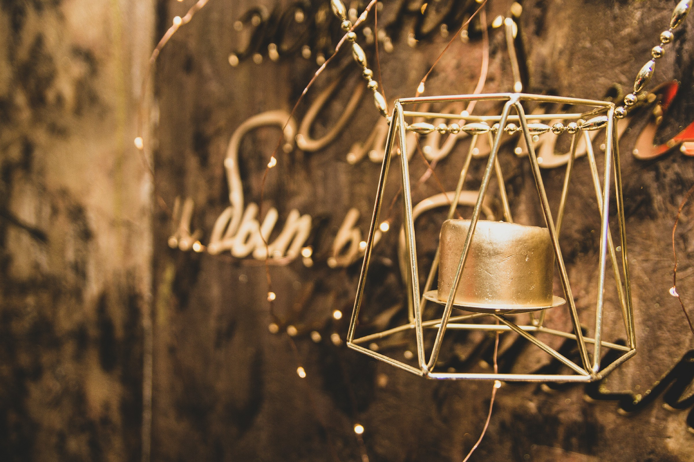 Декор свадьбы — фон с гирляндами и подвешенным колоколом.