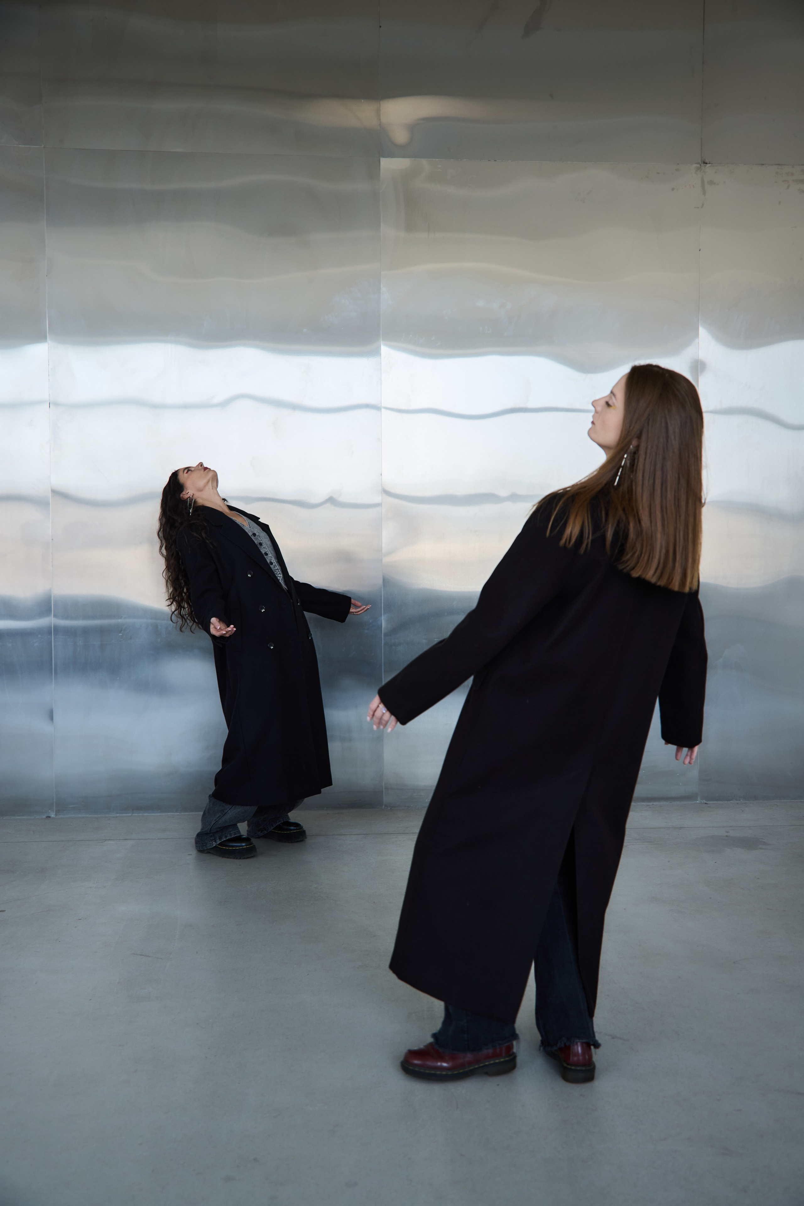 Две девушки на фоне металлической стены. Виктория Брызгалова и Анна Пижонкова