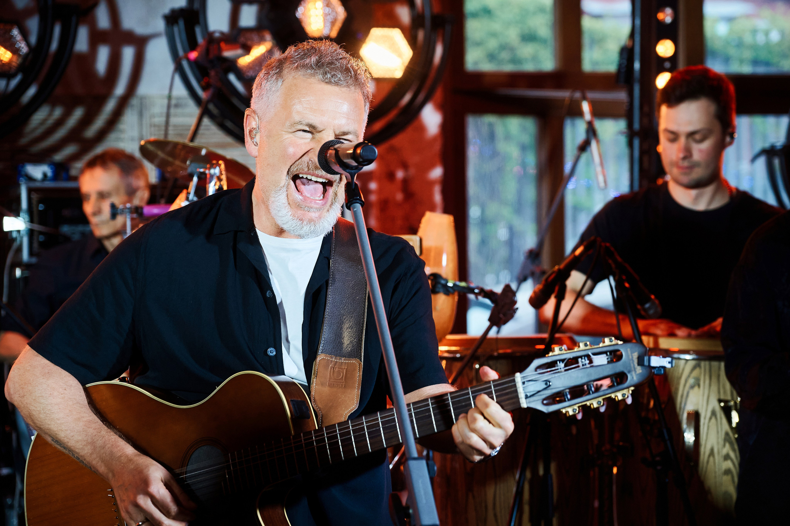 Артисты в формальной одежде на сцене, концертное выступление, живое событие фотография